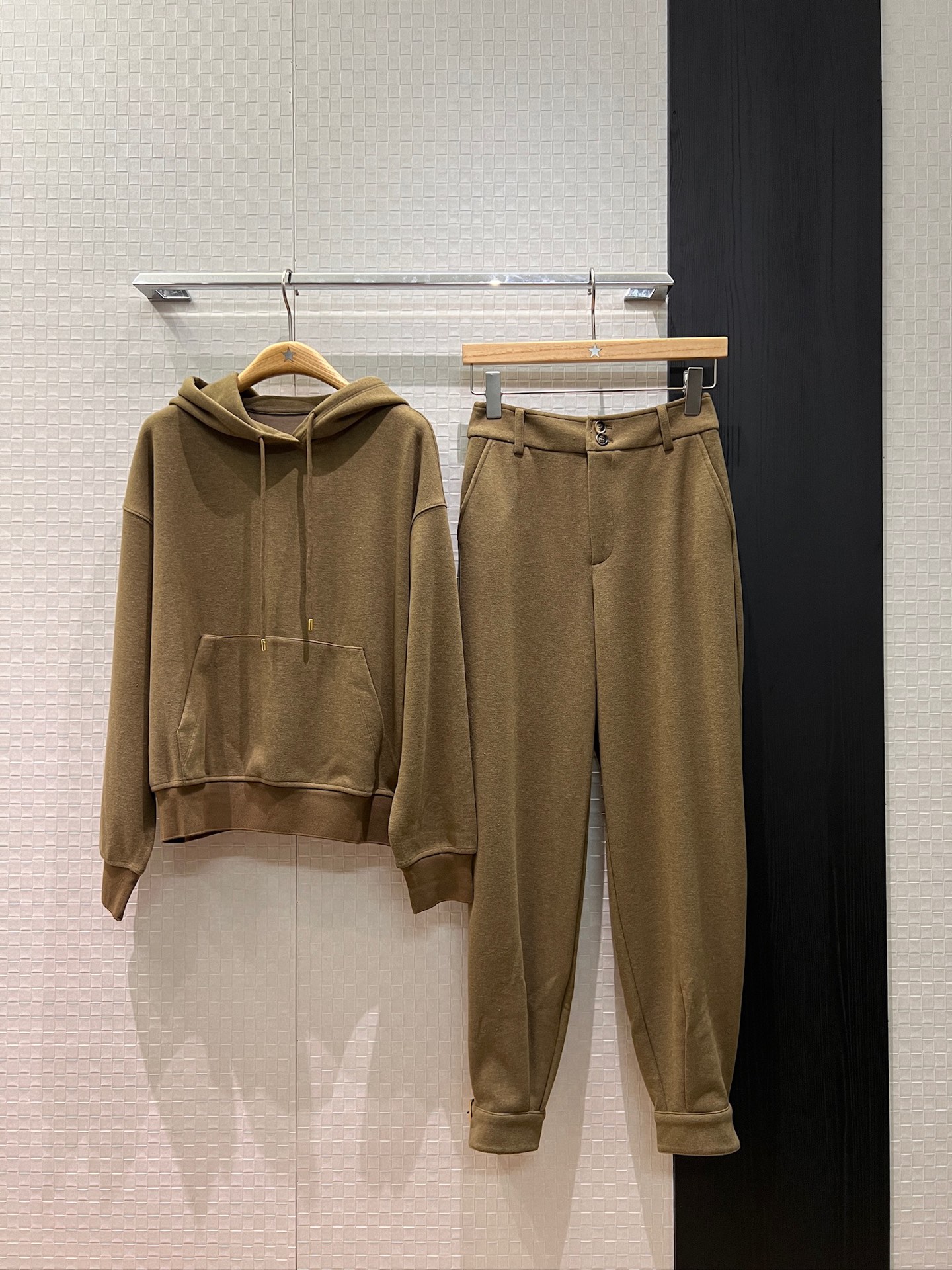 NO:685672,New arrival LP loose hooded sweatshirt buttoned trousers design casual sweatpants Suit matching old money style lazy casual fashion to reduce age One set comes in mustard green apricot SML, loro piana, hoodie, sweatshirts, hats,19860909新款来袭LP宽松连帽卫衣系扣裤脚设计休闲卫裤 套装搭配 老钱风 慵懒休闲时尚减龄 一套出 芥末绿杏色 SML,,loro piana,hoodie,sweatshirts,hats,,Women's clothing