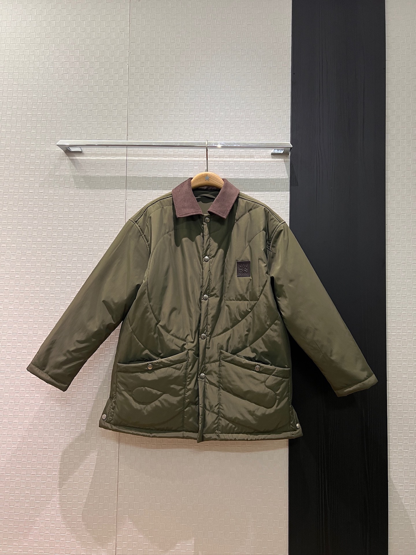 NO:686250,New arrival loewe Contrast color patchwork corduroy lapel quilted cotton jacket. Mid-length classic logo leather badge decoration on the chest. Open buttons on both sides of the hem are loose and casual. Warm and versatile. SML,,loewe,jackets & coats,19860909新款来袭loewe 撞色拼接灯芯绒翻领缝绗棉服外套 中长款胸前经典logo皮标徽章装饰 下摆两侧开扣宽松休闲 保暖百搭 SML,,loewe,jackets & coats,,Women's clothing