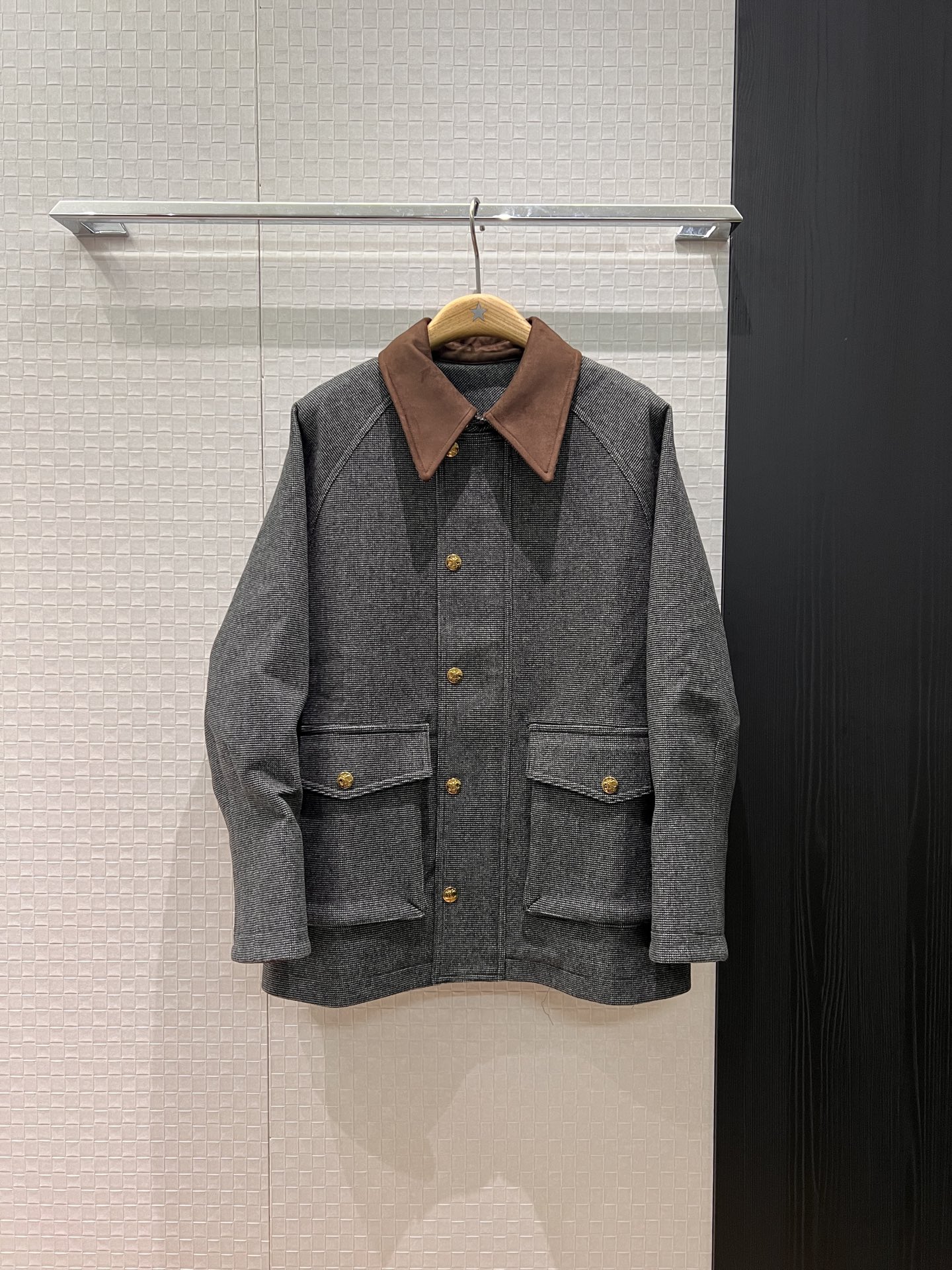 NO:686246,New arrival, contrasting color splicing suede collar, houndstooth raglan mid-length jacket, loose silhouette, large flap pockets on both sides, molded Kaikaimen gold buckle, handsome and street-friendly, sweet, cool and versatile SML,,jackets & coats,chamois leather,19860909新款来袭撞色拼接麂皮绒衣领袖口 千鸟格外套插肩中长款 宽松廓形 两侧翻盖大口袋开模凯凯门金扣 帅气炸街 甜酷百搭 SML,,jackets & coats,chamois leather,,Women's clothing