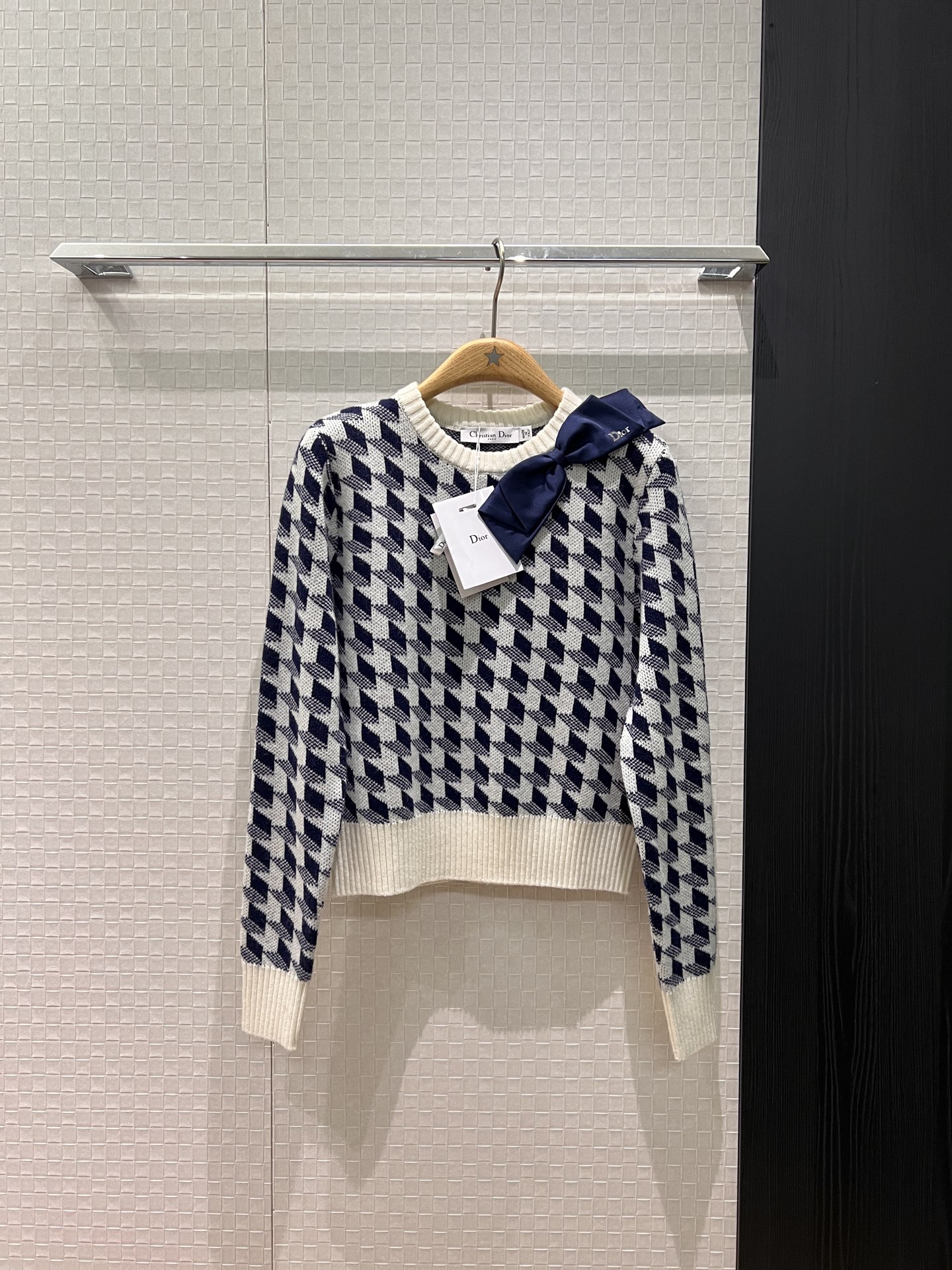 NO:686251,Early spring new celebrity style. Houndstooth pattern round neck wool knitted sweater with bow decoration on the neck. Retro casual and versatile for age reduction. Orange red and white SML,,sweaters,19860909早春新款明星同款 千鸟格纹圆领羊毛针织毛衣领口蝴蝶结装饰 复古休闲减龄百搭 橘红白色 SML,,sweaters,,Women's clothing