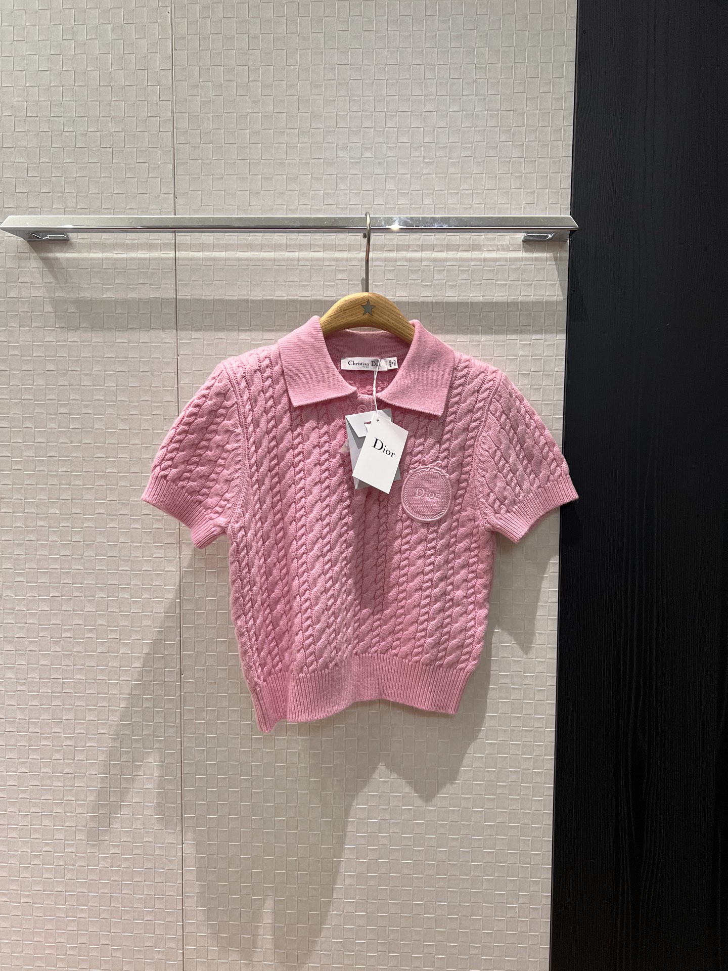 NO:686245,New 26 early spring braided lapel polo short knitted top with embroidered logo letter badge on the chest, college style and age-reducing, versatile blue and pink SML,,19860909新款26早春 麻花纹翻领polo短款针织上衣胸前刺绣logo字母徽章装饰 学院风减龄百搭 蓝色粉色 SML,,,Women's clothing