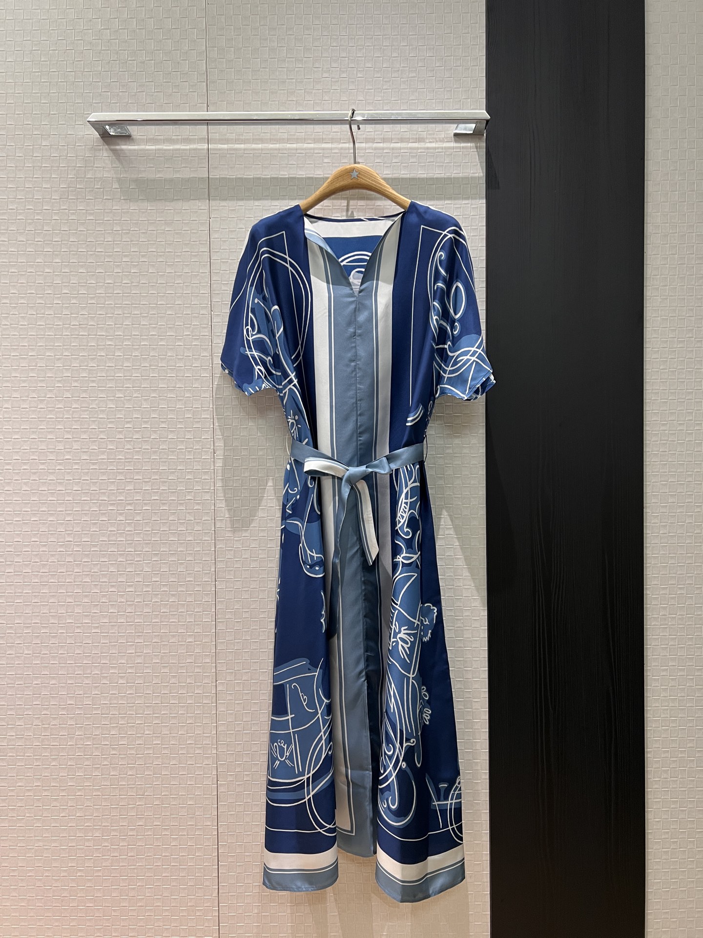 NO:686243,Early spring new positioning printed heavyweight silk twill dress V-neck off-shoulder long skirt with belt to slim the waist and slit at the hem. Loose and casual for a lazy vacation. The temperament reduces age. Blue apricot S-XL,,skirts,real silk,19860909早春新款定位印花重磅真丝斜纹连衣裙 V领落肩长裙系腰带收腰显瘦 下摆开叉 宽松休闲慵懒度假 气质减龄 蓝色杏色 S-XL,,skirts,real silk,,Women's clothing