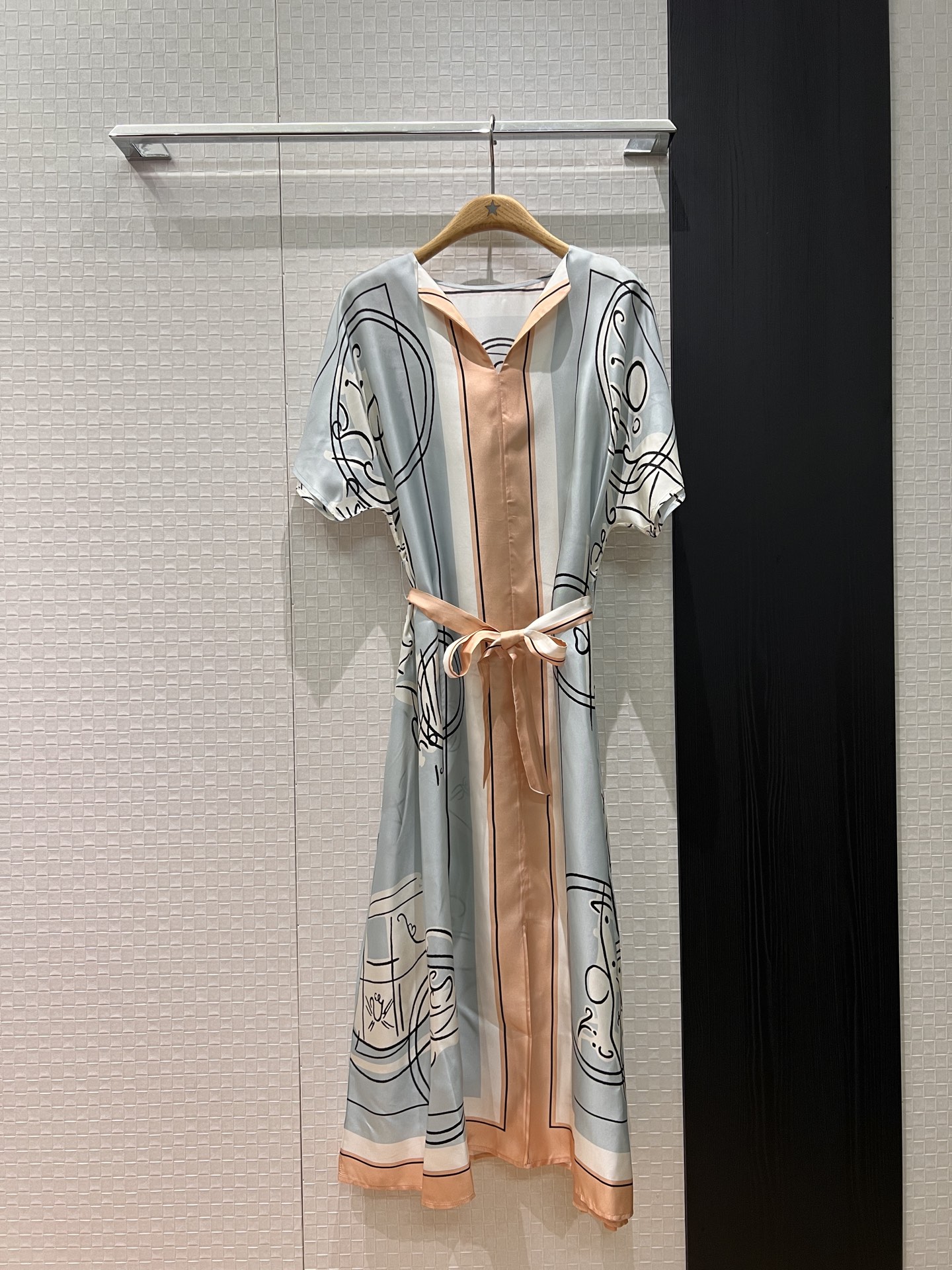 NO:686239,Early spring new positioning printed heavyweight silk twill dress V-neck off-shoulder long skirt with belt to slim the waist and slit at the hem. Loose and casual for a lazy vacation. The temperament reduces age. Blue apricot S-XL,,skirts,real silk,19860909早春新款定位印花重磅真丝斜纹连衣裙 V领落肩长裙系腰带收腰显瘦 下摆开叉 宽松休闲慵懒度假 气质减龄 蓝色杏色 S-XL,,skirts,real silk,,Women's clothing
