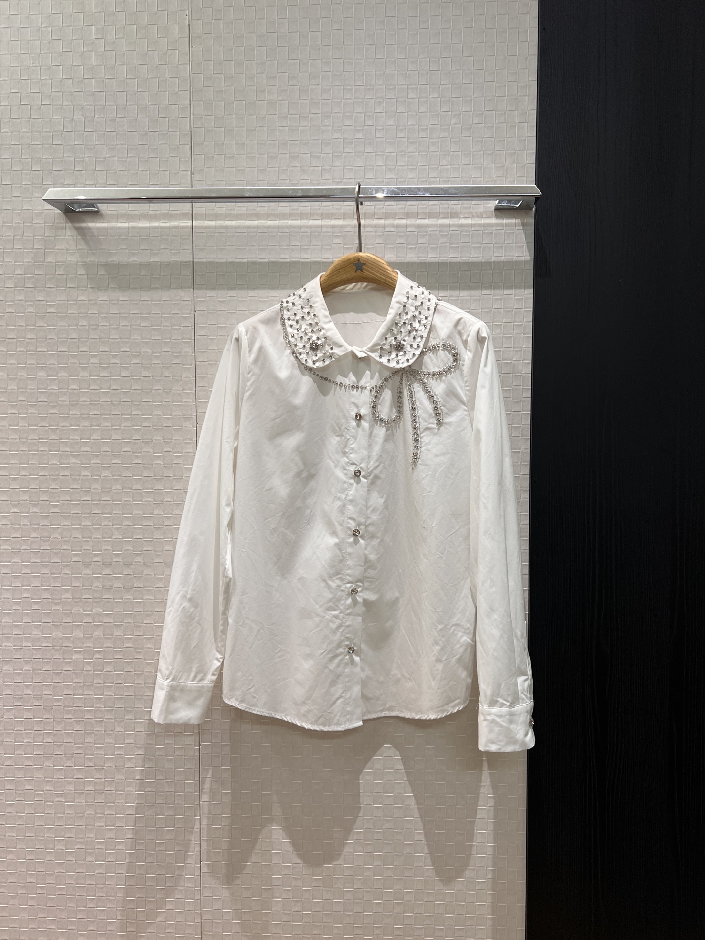 NO:686233,New heavy industry diamond flower doll collar shirt beaded bow decoration miu miu style socialite lady temperament age reduction S-XL,,miumiu,19860909新款重工镶钻花朵娃娃领衬衣钉珠蝴蝶结装饰 miu里miu气 名媛淑女 气质减龄S-XL,,miumiu,,Women's clothing
