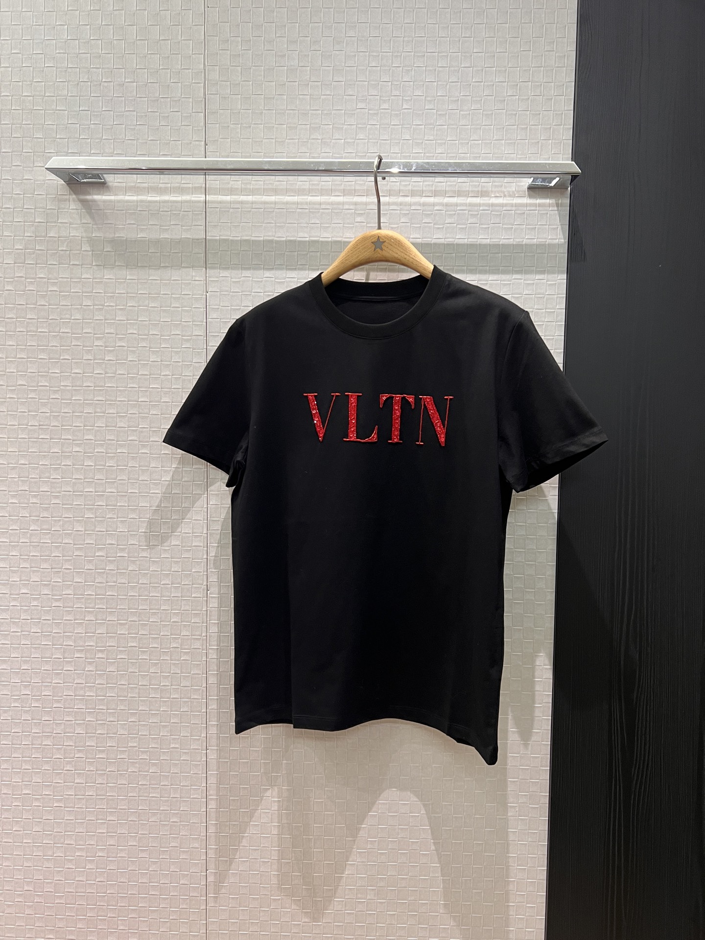 NO:686229,New heavy industry embroidered bead tube VLTN letter T-shirt is loose and slim, exquisite casual and versatile for age reduction, black and white SML,,tees,t-shirt,19860909新款重工刺绣珠管VLTN字母T恤宽松显瘦 精致休闲减龄百搭 黑色白色 SML,,tees，t-shirt,,Women's clothing