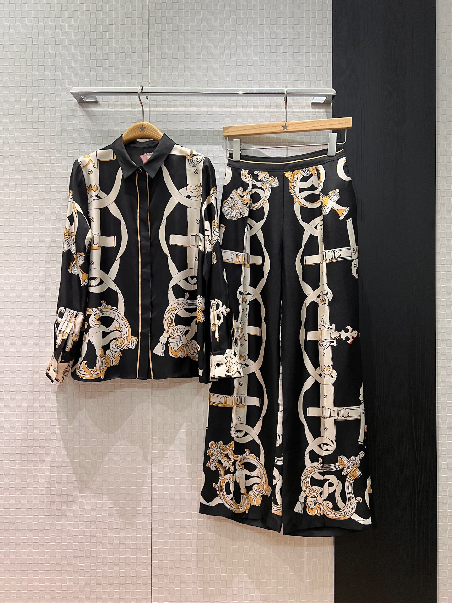 NO:686238,Shirts and trousers for early spring, new positioning printed silk twill shirt, positioning floral silk wide-leg trousers with spliced ​​back waist and elastic waist design. There are pockets on both sides. Fashionable and versatile. Lazy temperament. Can be worn as a set or separately. S-XL,,real silk,19860909衬衣 裤子早春新款定位印花真丝斜纹衬衣定位花真丝阔腿裤拼接后腰松紧腰设计 两侧有口袋 时尚百搭 气质慵懒 可一套或分开搭 S-XL,,real silk,,Women's clothing