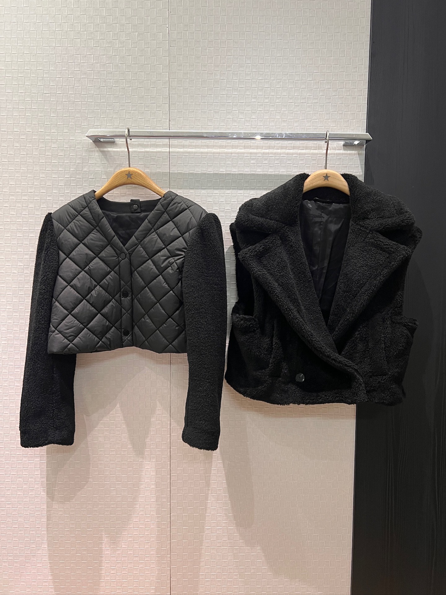 NO:686222,New classic teddy bear short two-piece design, large lapel vest, V-neck padded jacket, double-breasted, multi-wear, versatile, fashionable and warm, black coffee color SML,,jackets & coats,19860909新款经典泰迪熊短款两件套设计 大翻领马甲V领夹棉外套 双排扣一衣多穿 百变穿搭 时尚保暖 黑色咖色 SML,,jackets & coats,,Women's clothing