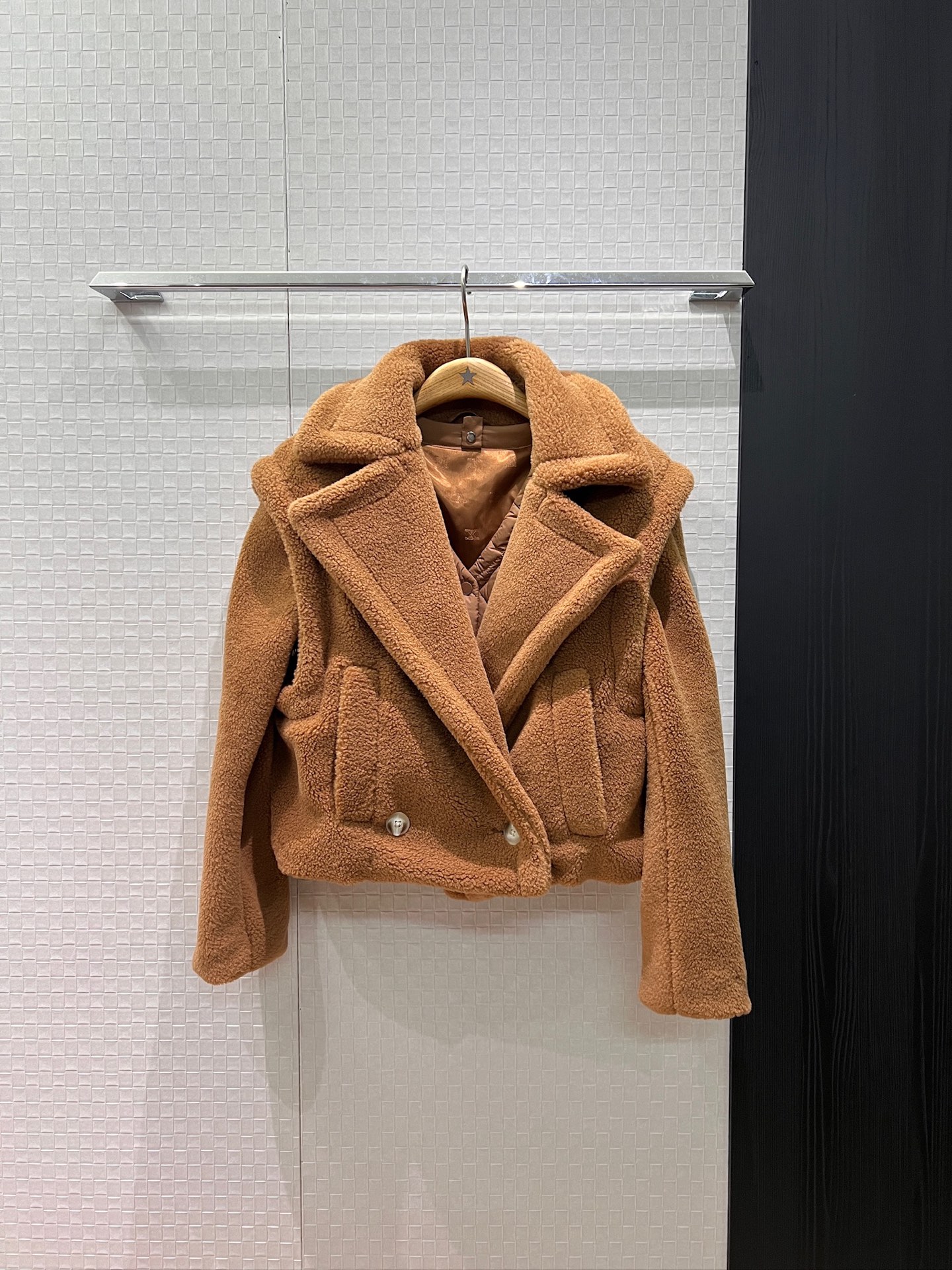 NO:686218,New classic teddy bear short two-piece design, large lapel vest, V-neck padded jacket, double-breasted, multi-wear, versatile, fashionable and warm, black coffee color SML,,jackets & coats,19860909新款经典泰迪熊短款两件套设计 大翻领马甲V领夹棉外套 双排扣一衣多穿 百变穿搭 时尚保暖 黑色咖色 SML,,jackets & coats,,Women's clothing