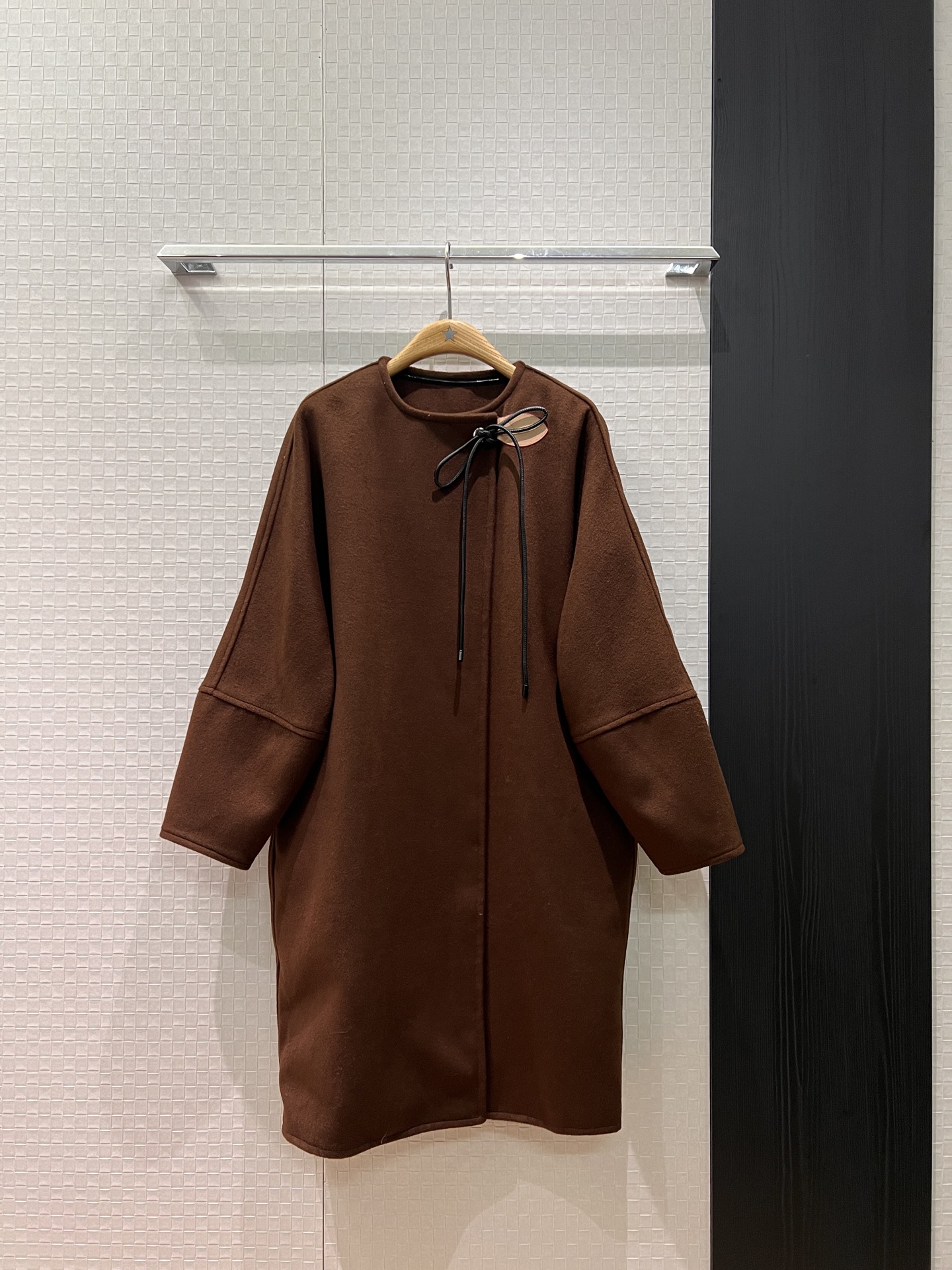 NO:686589,Equipped with dust bag, new style Zhou Dongyu and Jin Chen. Round neck wool coat with leather buckle and lace decoration. Retro coffee color. French minimalist design. Queen's aura. Lady style. Fashionable lady. S-XL,,jackets & coats,19860909配防尘袋新款周冬雨 金晨同款 拼皮扣系带装饰圆领羊毛大衣外套复古咖色 法式极简设计 女王气场御姐范 名媛时尚 S-XL,,jackets & coats,,Women's clothing