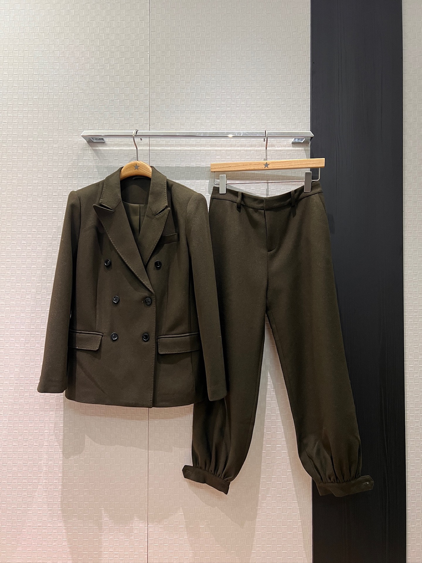 NO:686579,Suit pants new style LP military green double-breasted suit jacket buttoned trousers design casual trousers old money style handmade bead edge capable commuting fashion to reduce age SML,,loro piana,jackets & coats,business suit,19860909西装裤子新款LP军绿色双排扣西装外套系扣裤脚设计休闲西裤 老钱风 手工摇珠边 干练通勤时尚减龄 SML,,loro piana,jackets & coats,business suit,,Women's clothing