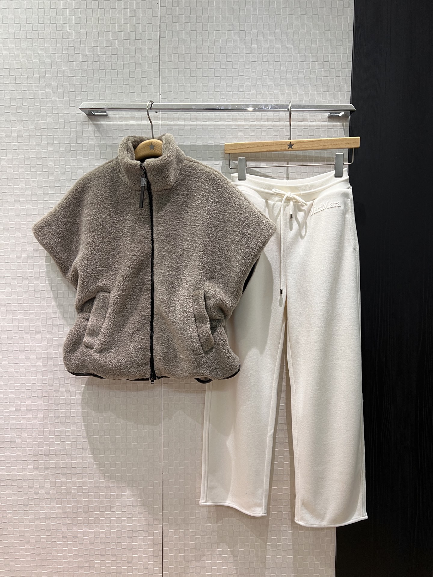 NO:686575,New BC leather-edged high-collar off-shoulder fur vest, drawstring waist design, bead chain zipper, loose and casual, versatile and fashionable for age reduction, grayish white SML,,19860909新款BC拼皮边高领落肩毛毛马甲 抽绳收腰设计珠链拉链 宽松休闲 气质百搭时尚减龄 咖灰白色 SML,,,Women's clothing