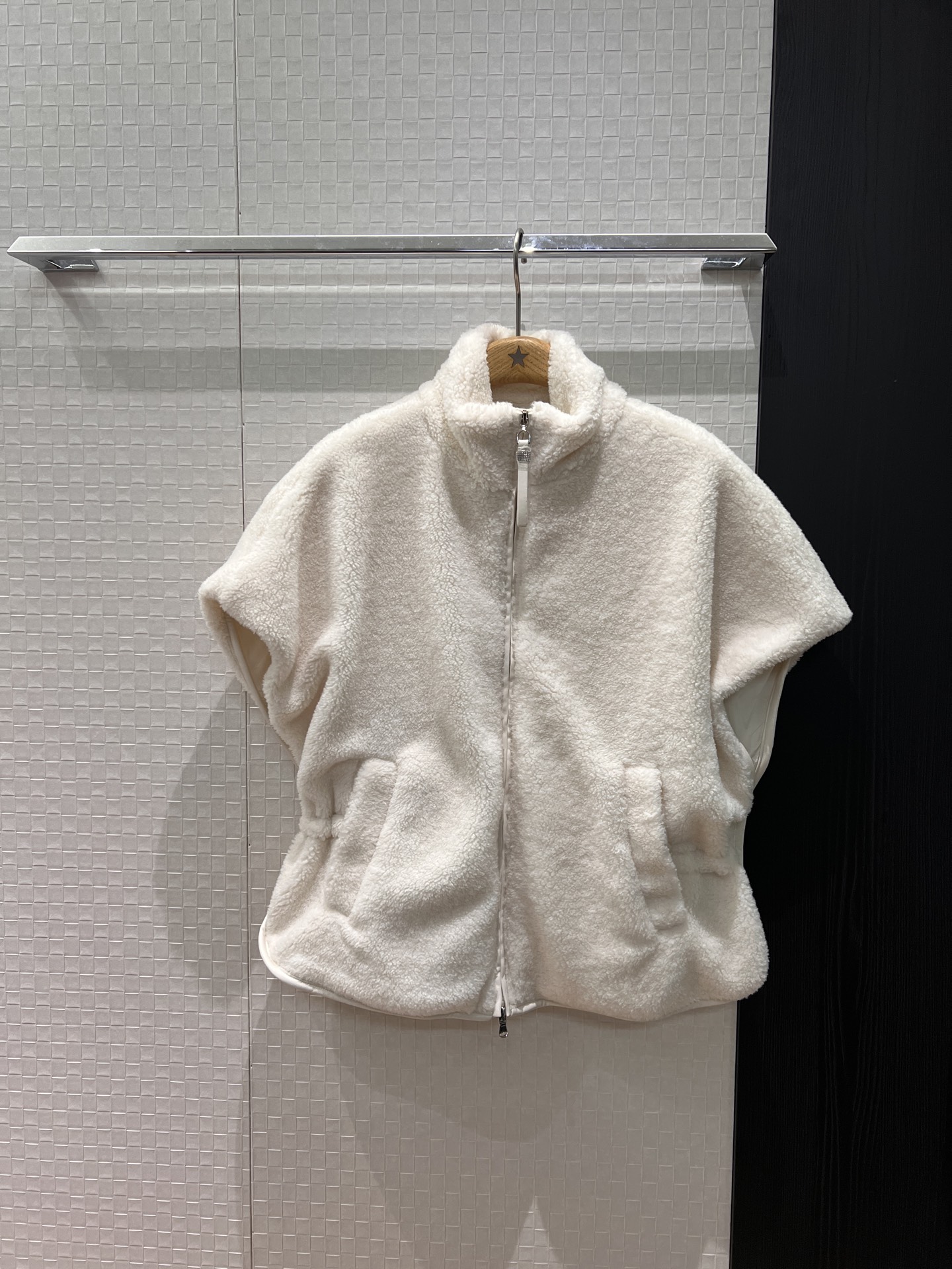 NO:686571,New BC leather-edged high-collar off-shoulder fur vest, drawstring waist design, bead chain zipper, loose and casual, versatile and fashionable for age reduction, grayish white SML,,19860909新款BC拼皮边高领落肩毛毛马甲 抽绳收腰设计珠链拉链 宽松休闲 气质百搭时尚减龄 咖灰白色 SML,,,Women's clothing