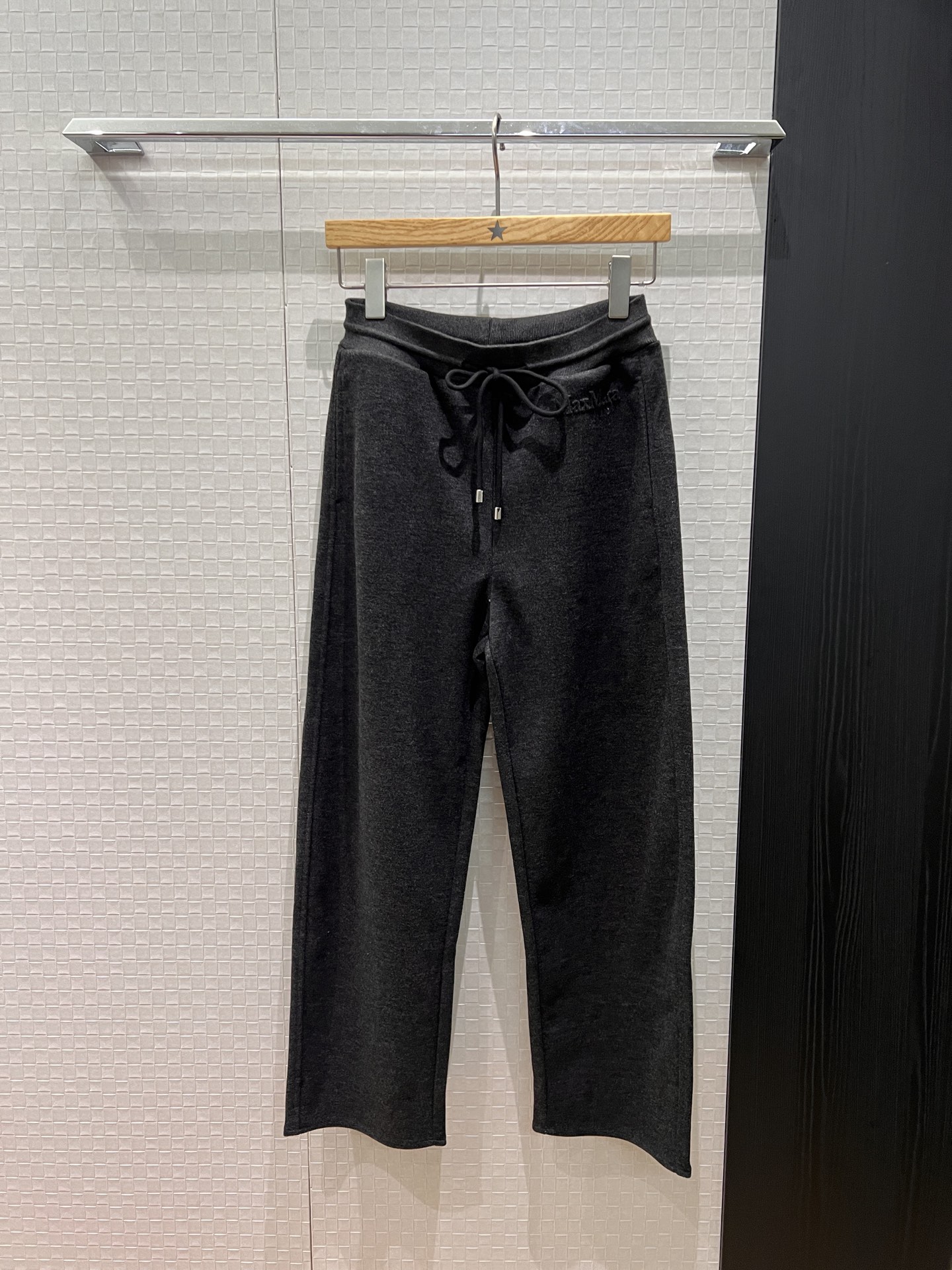 NO:686567,New three-dimensional logo letter embossed decoration, drawstring elastic waist casual pants, wide leg pants, fashionable and versatile, lazy and age-reducing dark gray and white SML,,19860909新款立体logo字母压花装饰 抽绳松紧腰休闲裤 阔腿裤时尚百搭 慵懒减龄深灰白色 SML,,,Women's clothing