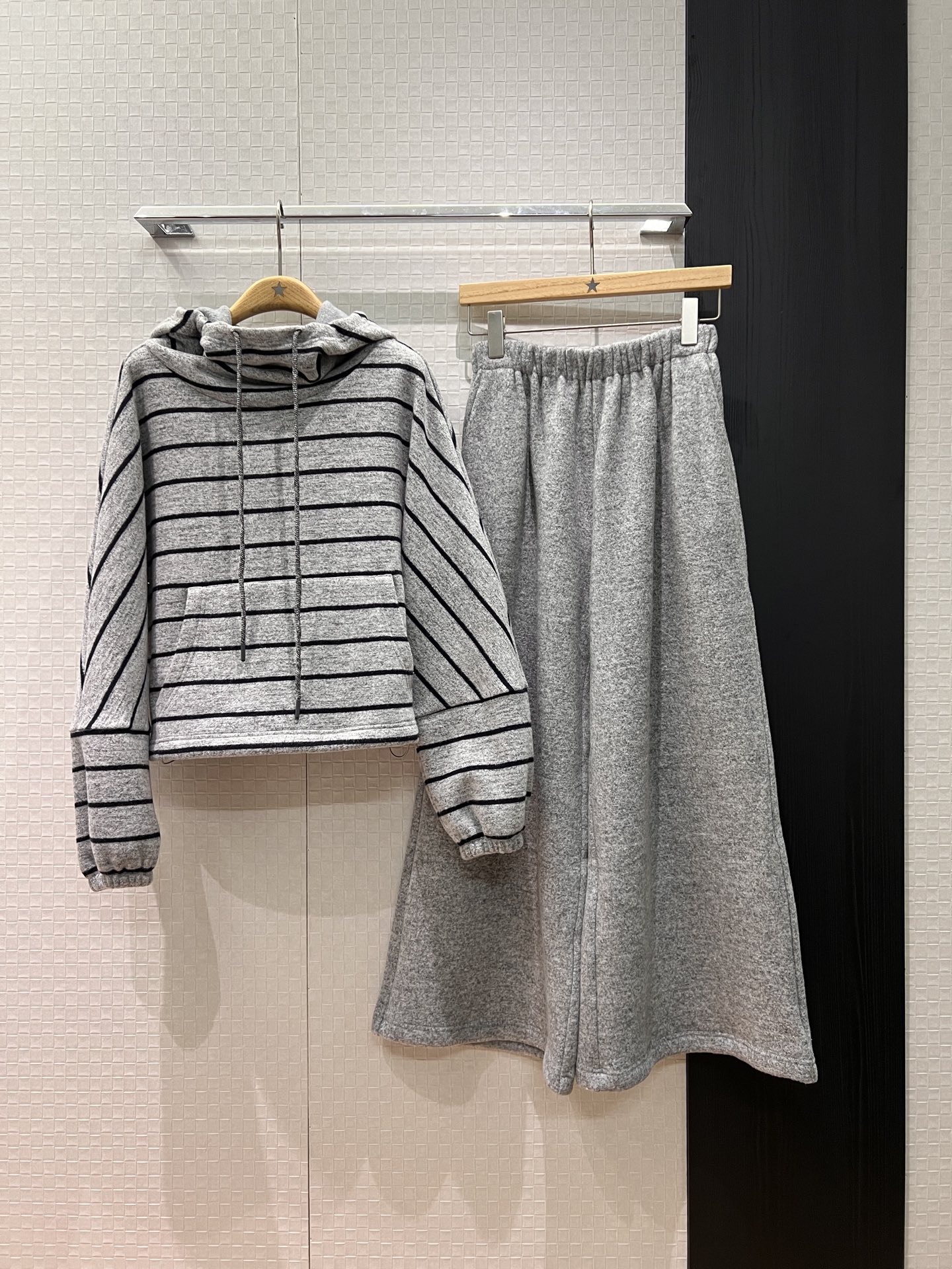 NO:686578,New velvet and thickened striped suit, hooded striped sweatshirt, wide-leg sweatpants, lazy and casual, essential for age reduction SML, hoodie, sweatshirts, hats,19860909新款加绒加厚条纹套装 连帽条纹卫衣阔腿卫裤 慵懒休闲 减龄必备SML,,hoodie,sweatshirts,hats,,Women's clothing