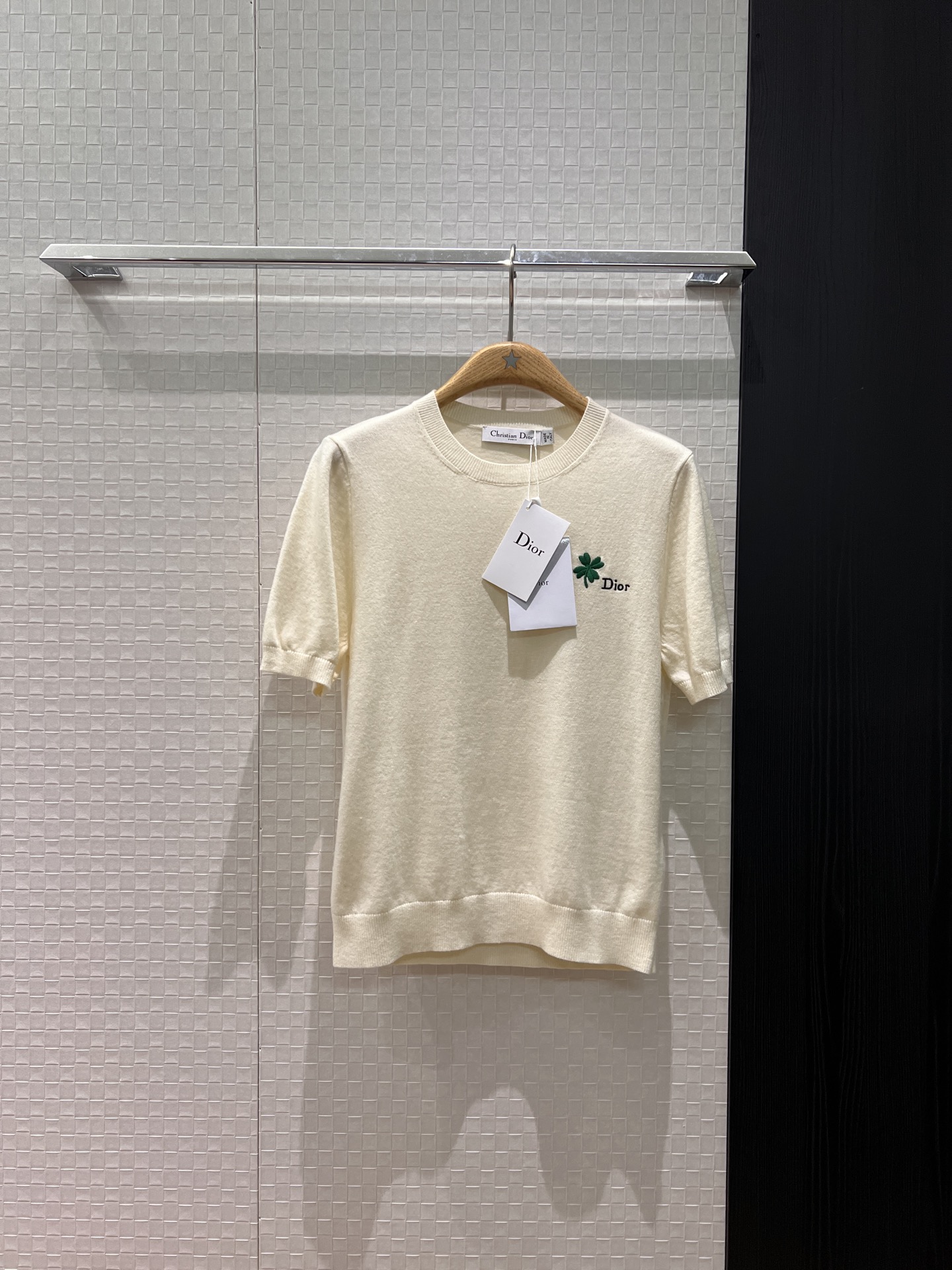 NO:686570,New style four-leaf clover logo small letters embroidered short-sleeved knitted top, simple and casual, temperament and age-reducing SML,, T-shirt,19860909新款四叶草logo小字母刺绣短袖针织上衣简单休闲 气质减龄SML,,T-shirt,,Women's clothing