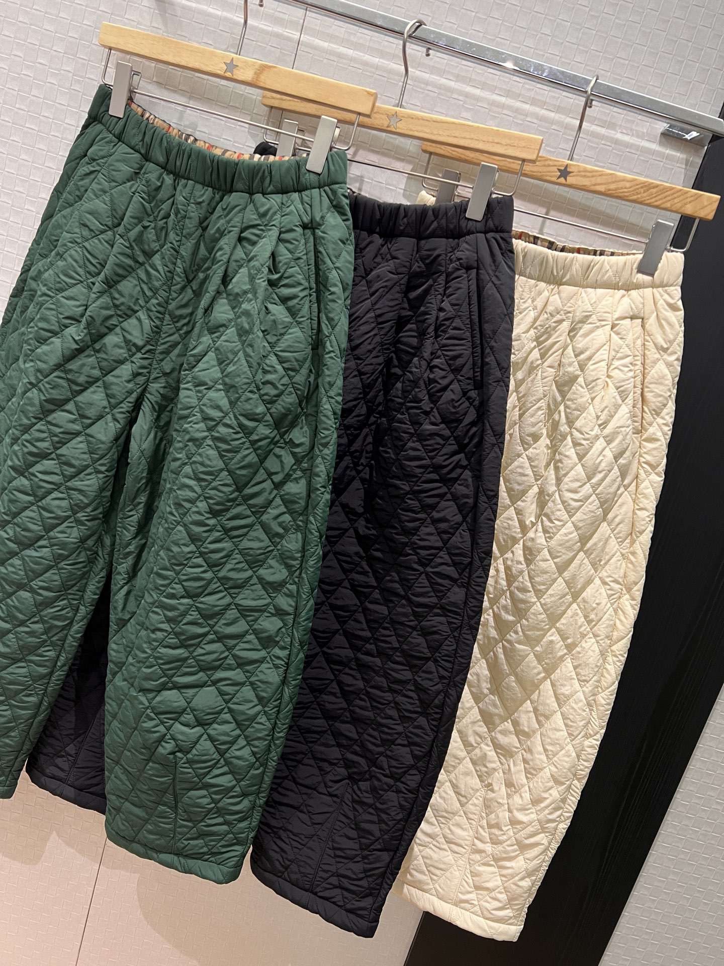 NO:686917,Autumn and winter new rush waist splicing plaid pattern, diamond quilted quilted elastic waist bloomers, casual pants with pockets on both sides, plus velvet to keep warm, fashionable and versatile, a must-have for ageing, black apricot green S-XL,,19860909秋冬 新款冲冲腰围拼接格纹 菱格缝绗夹棉松紧腰灯笼裤 休闲裤两侧有口袋 加绒保暖 时尚百搭 减龄必备黑色杏色绿色 S-XL,,,Women's clothing