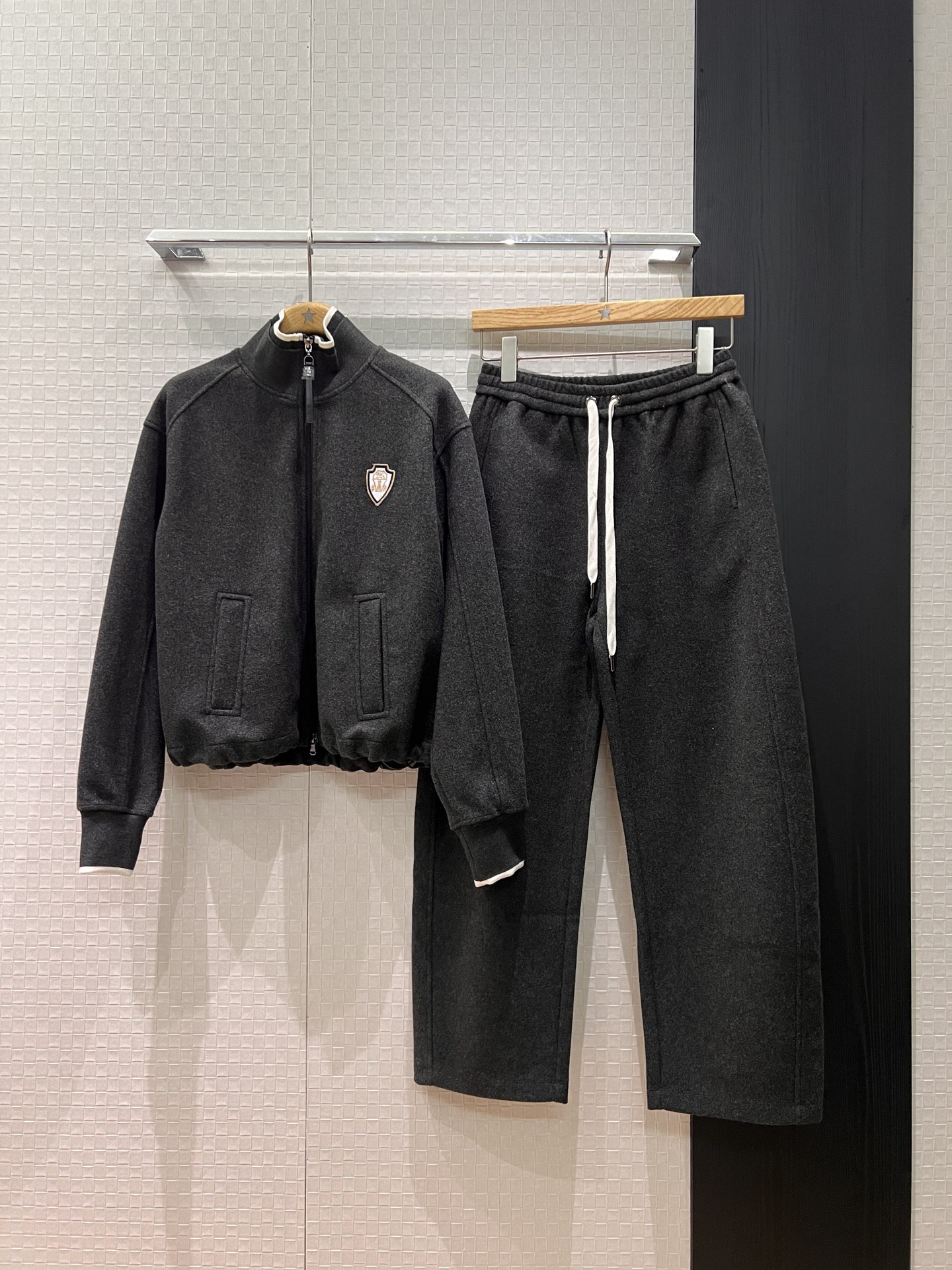 NO:686913,Jackets, trousers, new style BC stand-up collar, fleece splicing, ribbed turtleneck, drawstring waist, elastic waist tie, scimitar casual pants, chest embroidery badge, classic bead chain decoration, casual sports, handsome, sweet and cool, apricot dark gray SML,,jackets & coats,19860909外套 裤子新款BC立领抓绒拼接罗纹高领抽绳收腰外套松紧腰系带装饰弯刀休闲裤 胸前刺绣徽章 经典珠链装饰休闲运动 帅气甜酷 杏色深灰SML,,jackets & coats,,Women's clothing