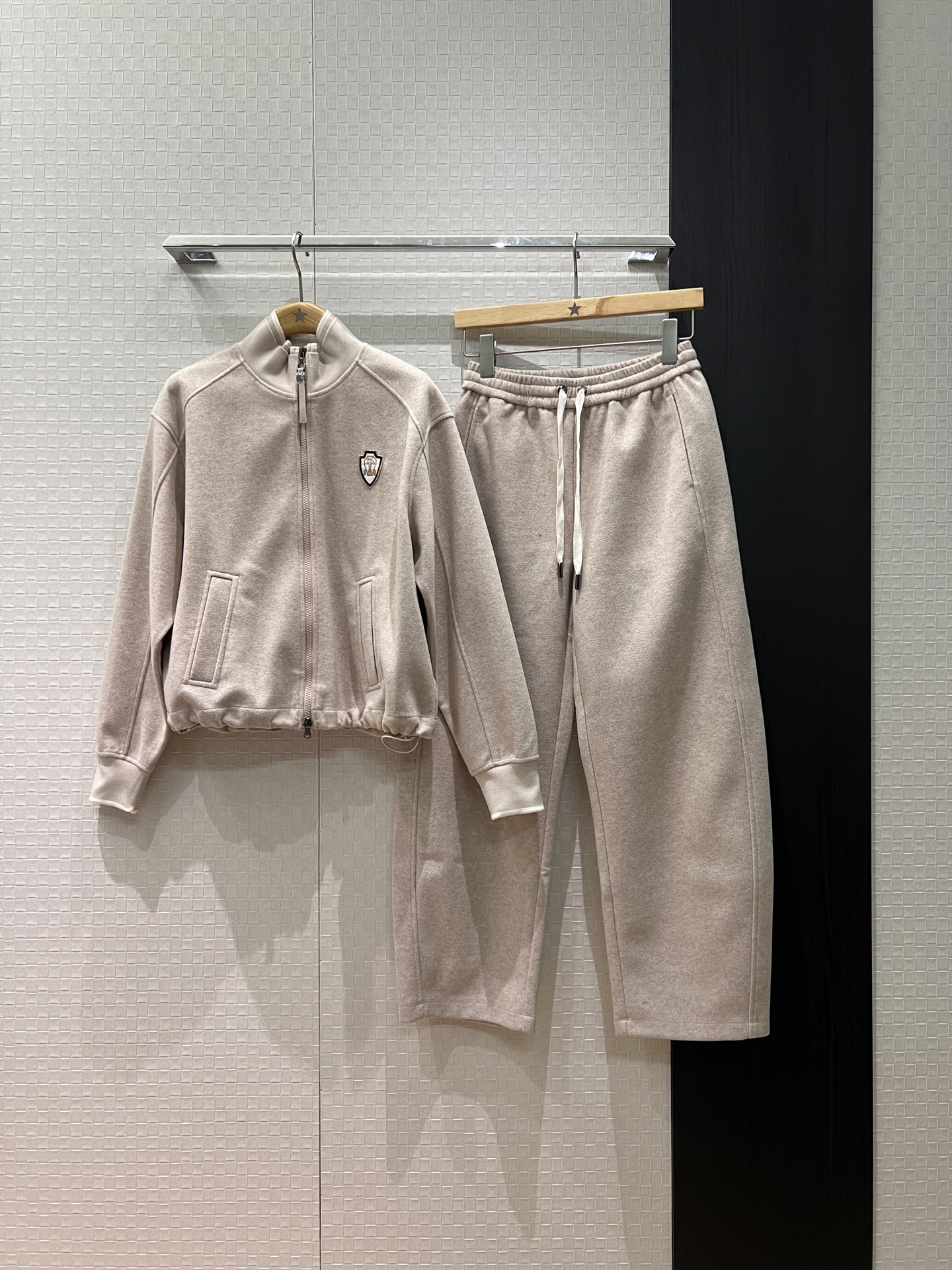 NO:686909,Jackets, trousers, new style BC stand-up collar, fleece splicing, ribbed turtleneck, drawstring waist, elastic waist tie, scimitar casual pants, chest embroidery badge, classic bead chain decoration, casual sports, handsome, sweet and cool, apricot dark gray SML,,jackets & coats,19860909外套 裤子新款BC立领抓绒拼接罗纹高领抽绳收腰外套松紧腰系带装饰弯刀休闲裤 胸前刺绣徽章 经典珠链装饰休闲运动 帅气甜酷 杏色深灰SML,,jackets & coats,,Women's clothing