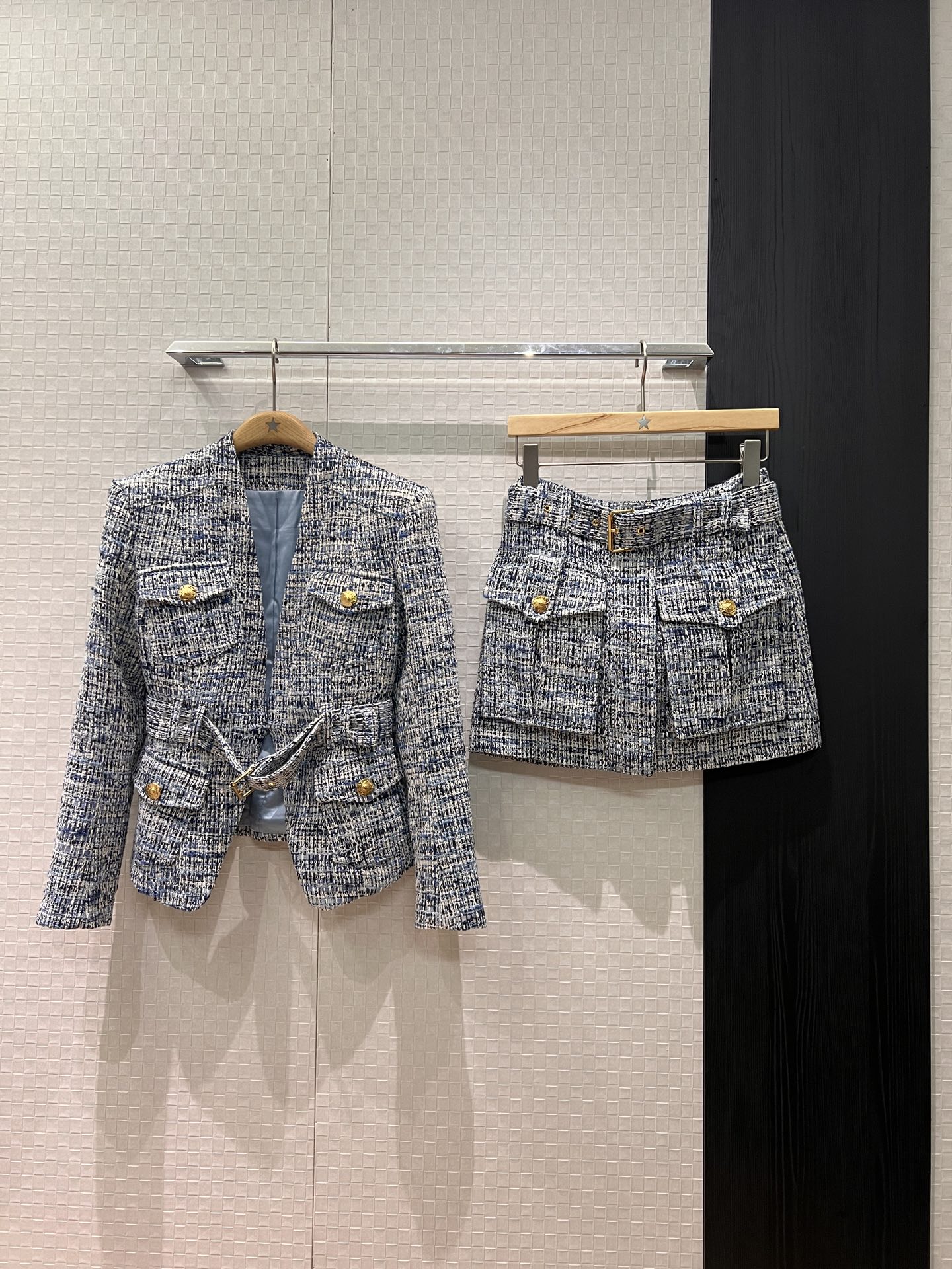 NO:686905,New coats and skirts are coming to Balmain. Blue tweed V-neck waist coat belt decoration. Three-dimensional large pockets skirt hardware accessories molding. A must-have for royal ladies. Elegant. Versatile for age. SML,,balmain,skirts,jackets & coats,19860909外套半裙新款来袭巴尔曼 蓝色粗花呢V领收腰外套腰带装饰 立体大口袋半裙五金配件开模 御女必备 气质优雅 减龄百搭 SML,,balmain,skirts,jackets & coats,,Women's clothing