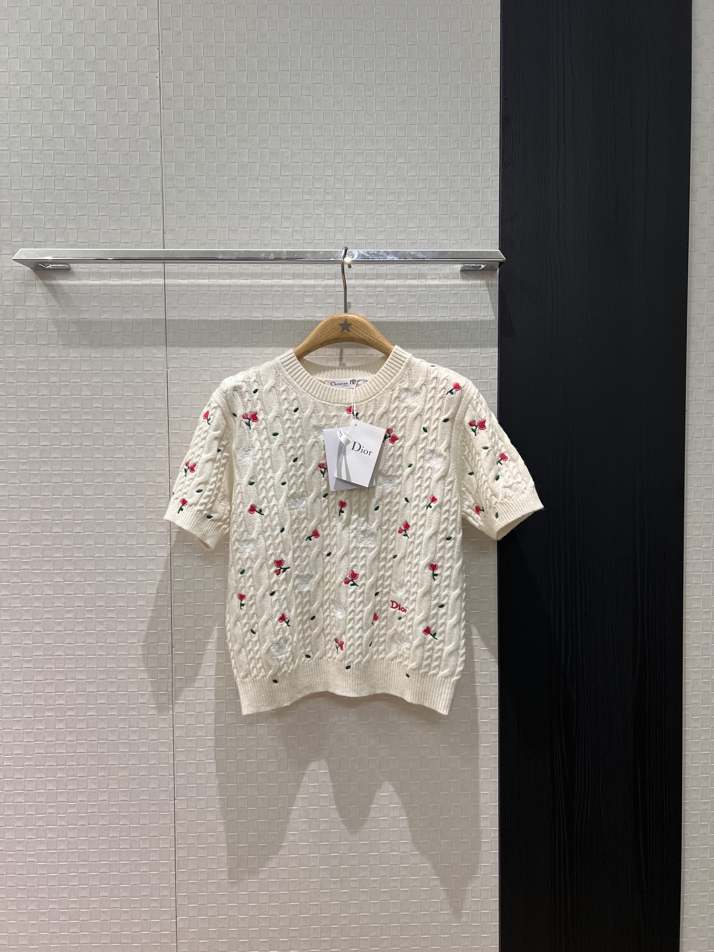 NO:686899,New 26 early spring heavy embroidery peace dove small floral twist pattern round neck short knitted top hem embroidered logo letter badge decoration college style age-reducing and versatile SML,,19860909新款26早春 重工刺绣和平鸽小碎花 麻花纹圆领短款针织上衣下摆刺绣logo字母徽章装饰 学院风减龄百搭 SML,,,Women's clothing
