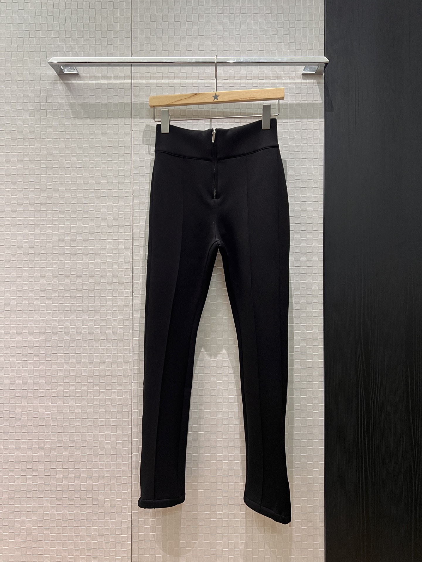 NO:686914,New high-waisted zippered slit space cotton casual pants for small feet, tights, comfortable fleece air cotton, embroidered letter logo on the back waist, splicing, slim fit and hip lift, slimming and versatile, black and white,,19860909新款高腰拉链开叉小脚太空棉休闲裤 紧身裤舒适抓绒空气棉 后腰刺绣字母logo 拼接修身提臀 显瘦百搭黑色白色,,,Women's clothing