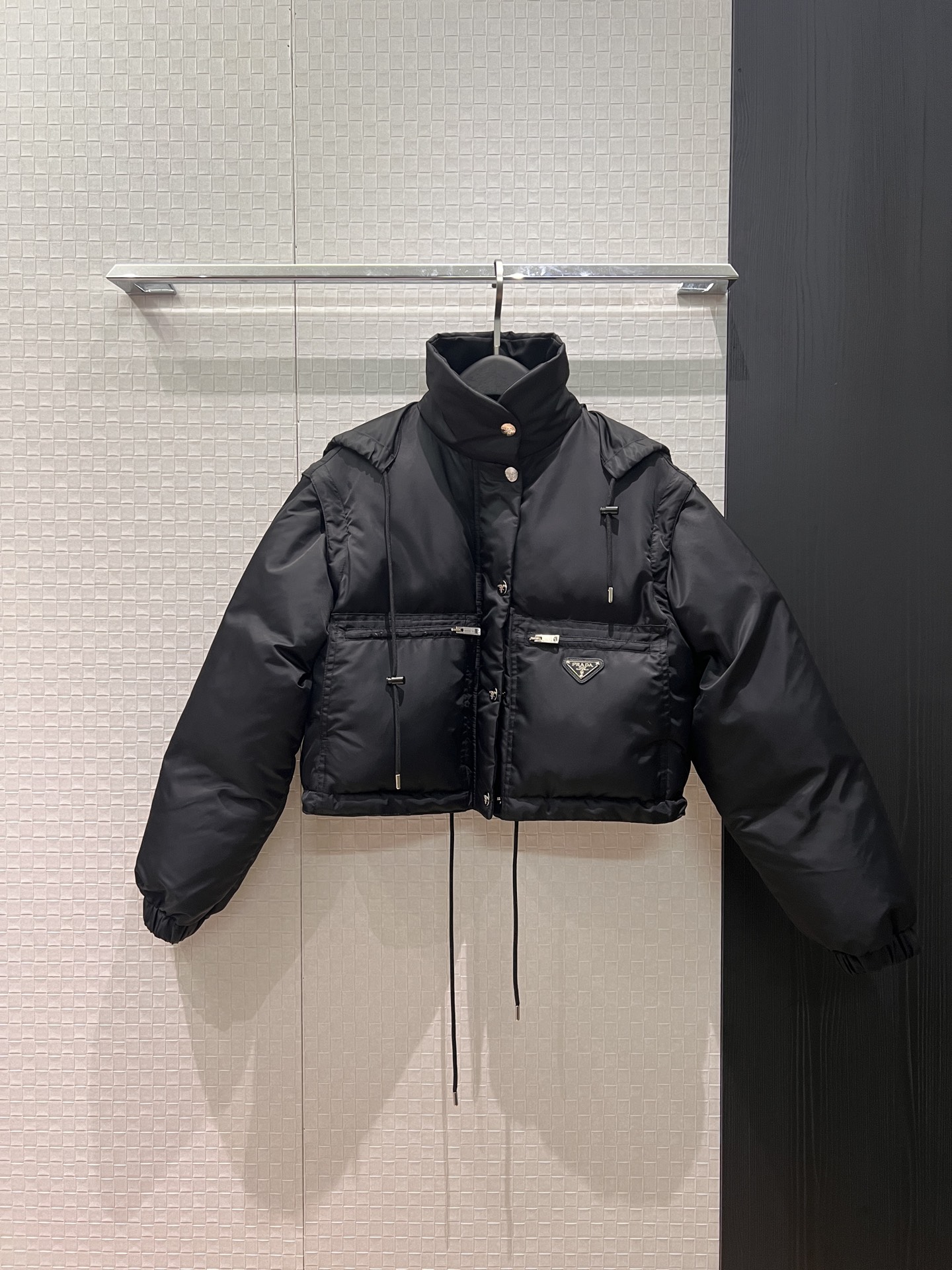 NO:687184,The same style as Yang Mi. Stand-up collar, detachable sleeves, two-wear hooded short cotton jacket. Triangular logo large pocket decoration. Sleeves are detachable and can be transformed into a vest in seconds. The hat can be stowed away. High collar, inner hem and drawstring. Adjustable waist. Loose fit. Must-have for age reduction. S-XL,,jackets & coats,hats,19860909新款杨幂同款 立领可拆袖两穿连帽短款棉服外套 三角徽标大口袋装饰 袖子可脱卸设计秒变马甲背心外搭 帽子可收纳高领内下摆抽绳可调节收腰 宽松版型 减龄必备 S-XL,,jackets & coats,hats,,Women's clothing