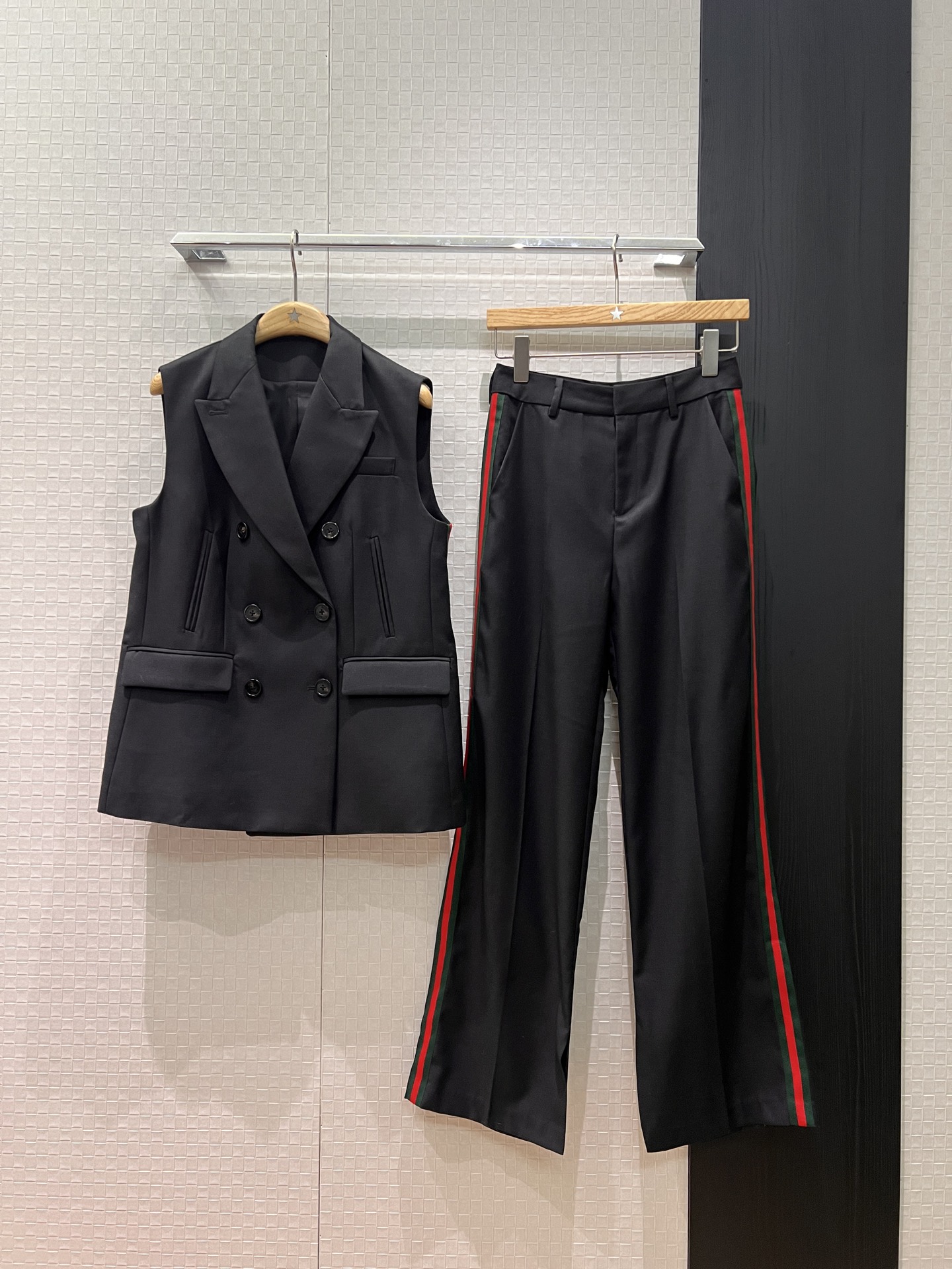 NO:687180,New spliced ​​red and green webbing decorative suit, double-breasted vest jacket, slit casual trousers, three-dimensional tailoring, layered and worn alone, smart commuting, casual and fashionable, one set S-XL,,jackets & coats,19860909新款拼接红绿织带装饰套装 双排扣马甲外套开叉休闲西裤立体剪裁 叠穿单穿 干练通勤 休闲时尚 一套出 S-XL,,jackets & coats,,Women's clothing