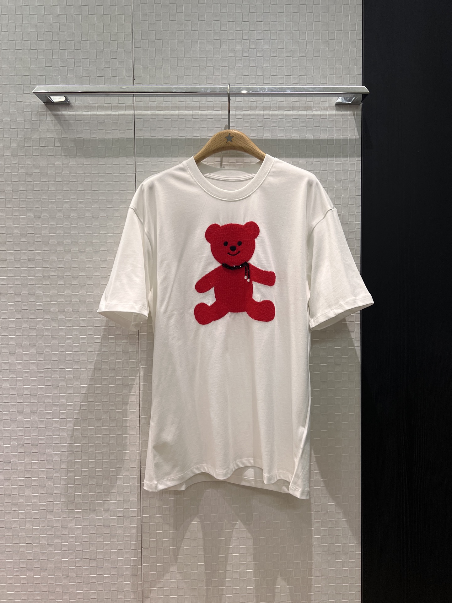 NO:687187,New embroidered bear handmade beaded necklace T-shirt loose silhouette casual age reduction dark blue brown white SML,,tees,t-shirt,necklace,19860909新款刺绣小熊手工钉珠项链T恤宽松廓形 休闲减龄 深蓝咖色白色 SML,,tees，t-shirt,necklace,,Women's clothing