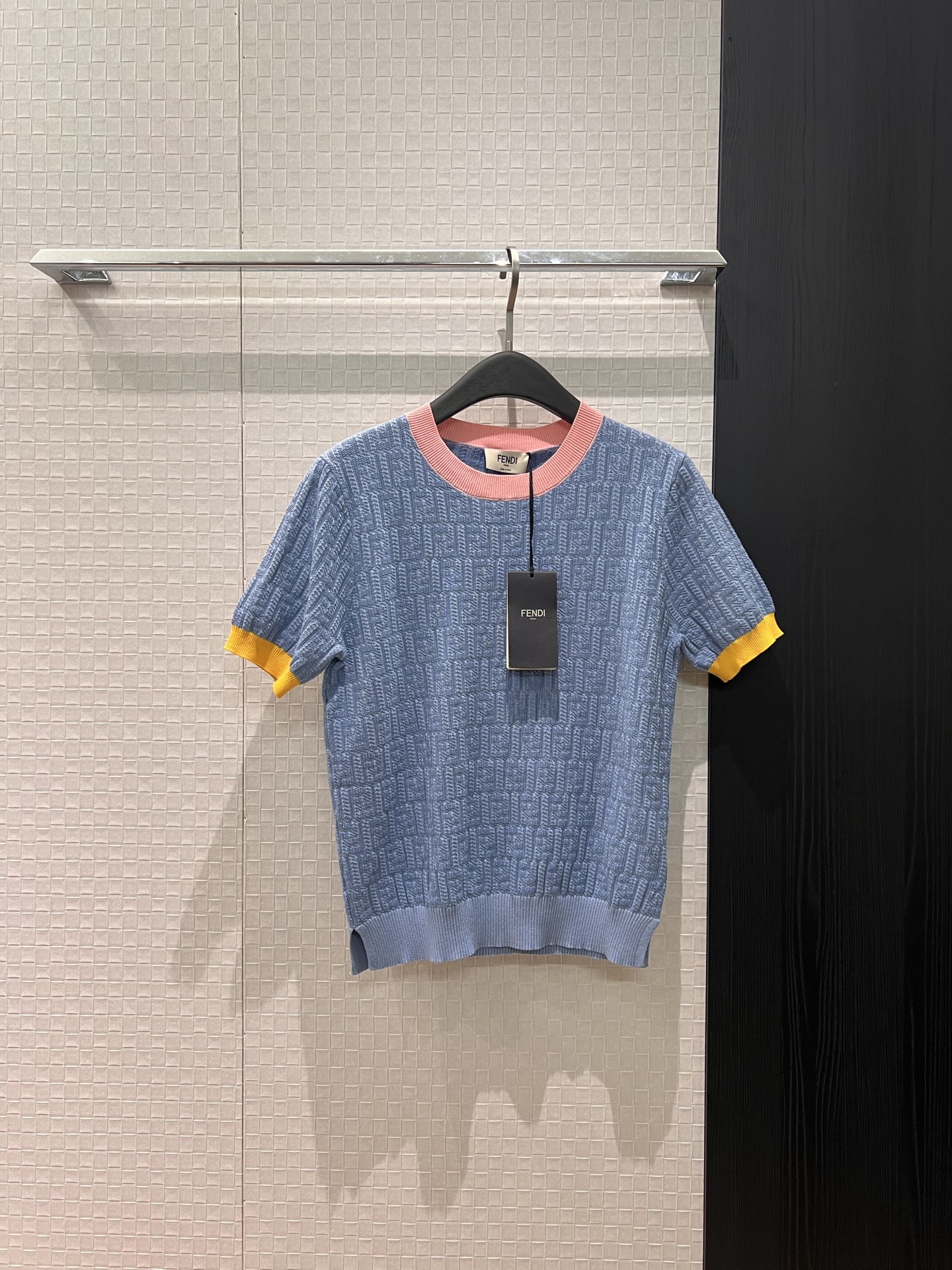 NO:687183,26 new super energetic color block collar and cuffs double F jacquard round neck short-sleeved knitted top pink, yellow and blue contrasting colors, a must-have for ageing, simple and versatile SML,,T-shirt,1986090926新款超元气 拼色领口袖口双F提花圆领短袖针织上衣粉黄蓝色撞色 减龄必备简单百搭 SML,,T-shirt,,Women's clothing