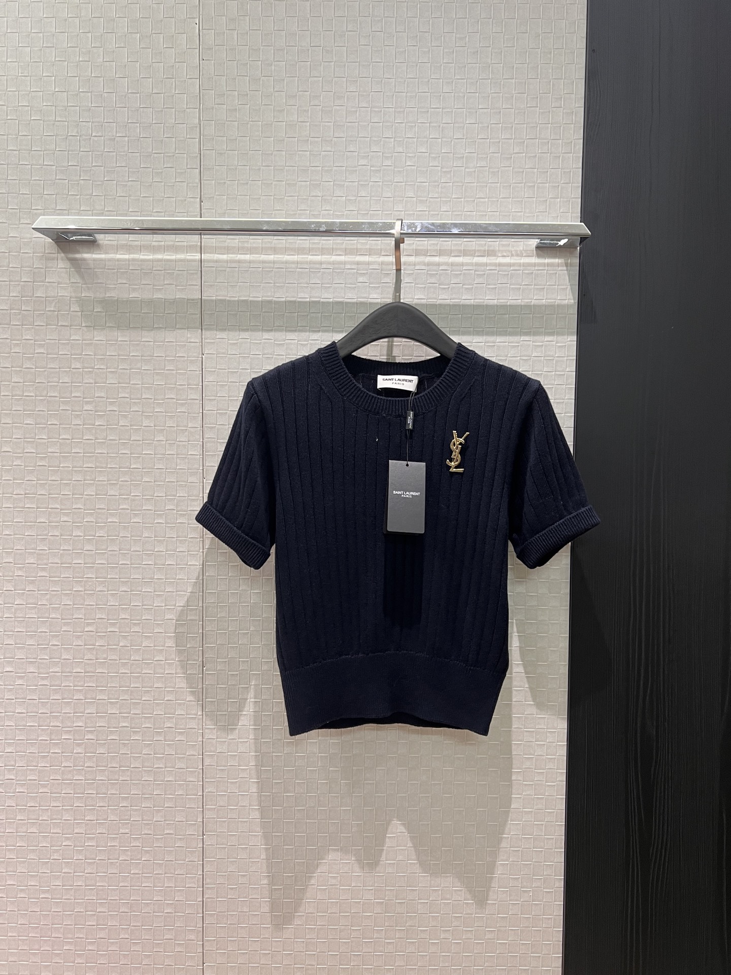 NO:687179,26 new YSL brooch decoration, round neck pit strip knitted short-sleeved top, cuff curling design, minimalist fashion, versatile temperament, SML, saint laurent, T-shirt, brooch, breastpin,1986090926新款YSL胸针装饰 圆领坑条针织短袖上衣袖口卷边设计 极简时尚 气质百搭 SML,,saint laurent,T-shirt,brooch，breastpin,,Women's clothing