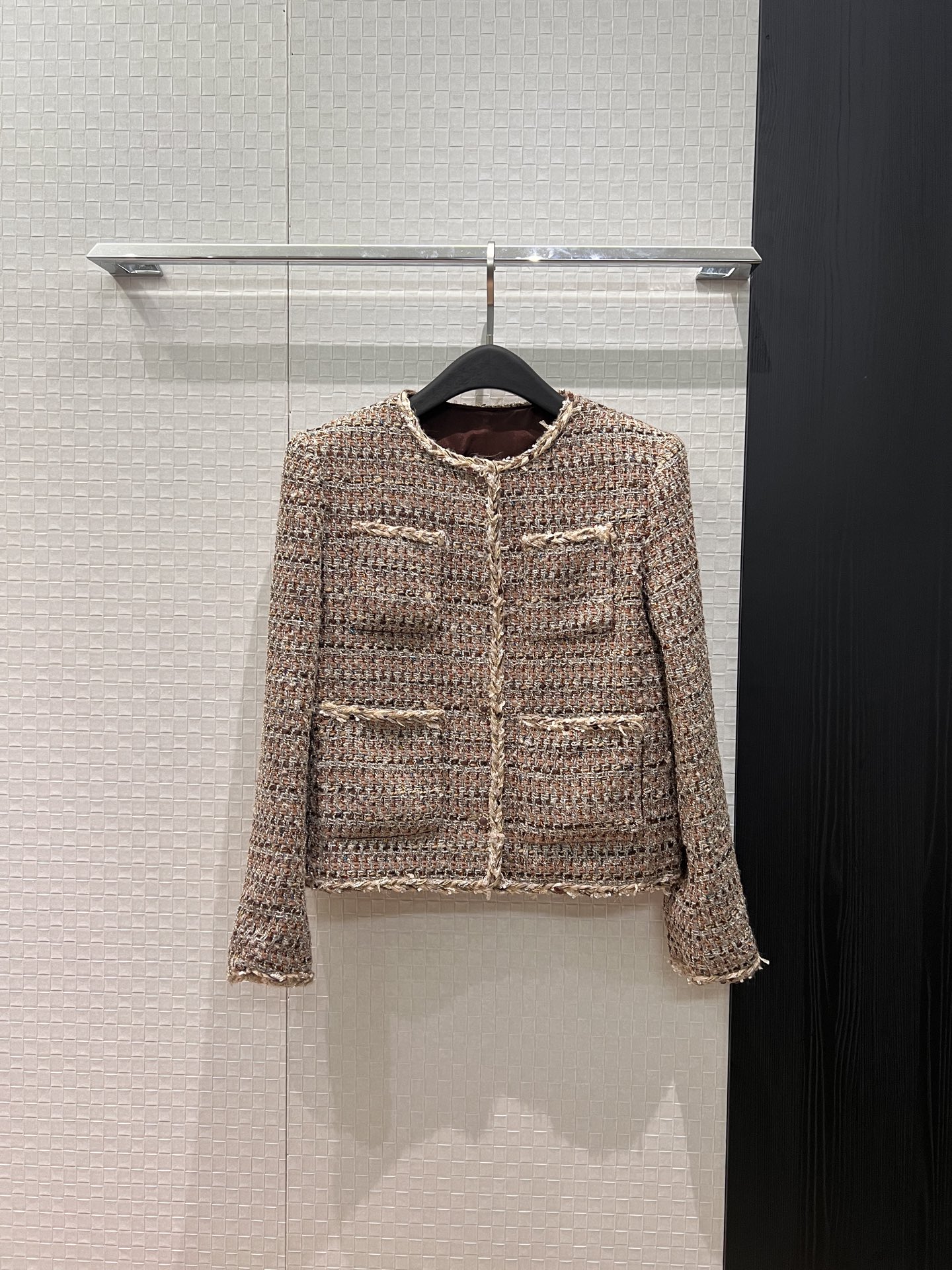 NO:687172,New heavy industry sequin braided edge decoration Wool braided tweed jacket classic four pockets Open molded double C diamond flower buttons Camellia lining SML,,jackets & coats,19860909新款重工亮片编织边装饰 羊毛编织粗花呢外套经典四口袋 开模双C镶钻花朵扣子 山茶花内衬SML,,jackets & coats,,Women's clothing