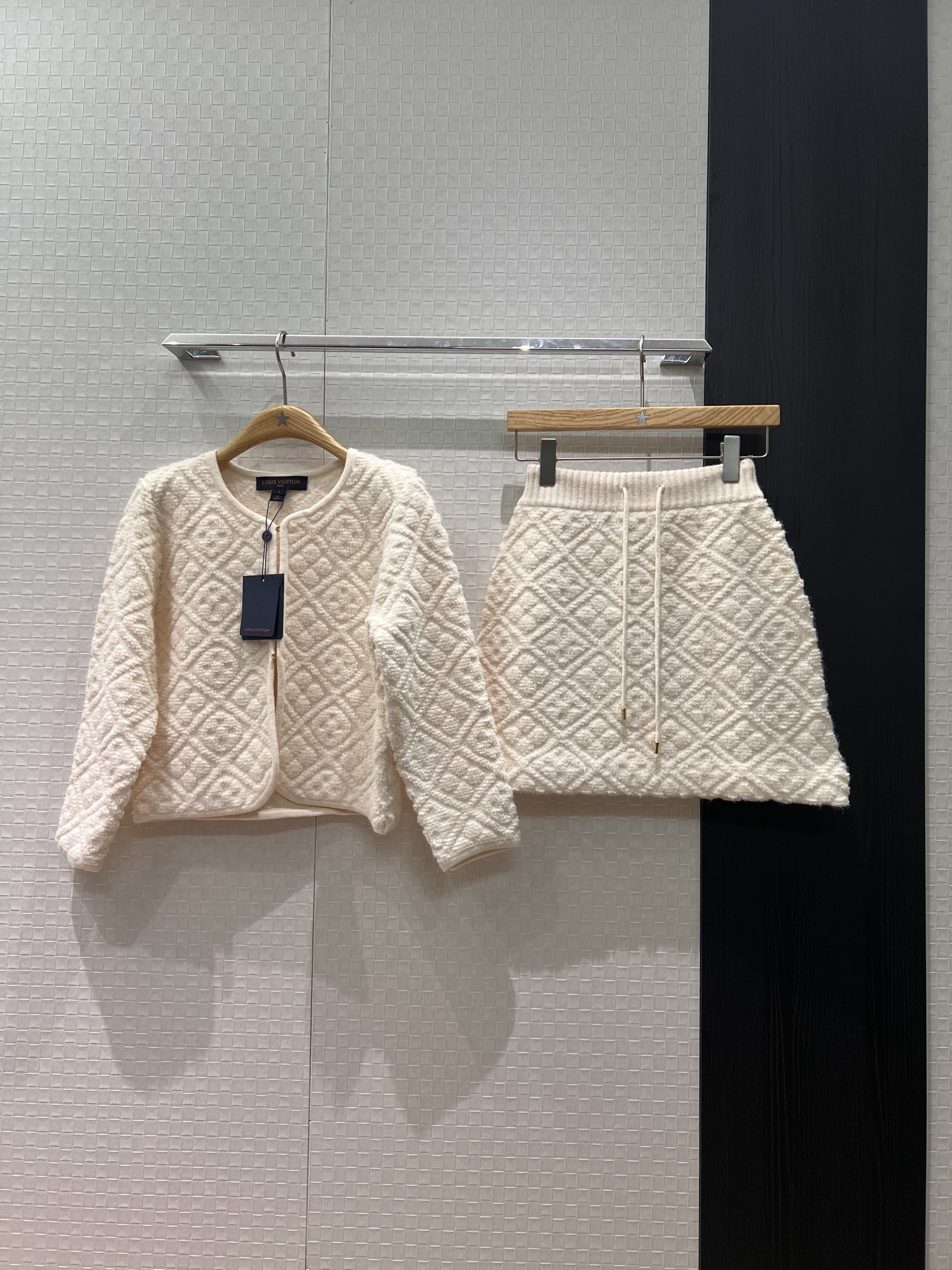 NO:687165,Open Skirt Early Spring New Style Diamond Three-dimensional Pattern Towel Knitted Round Neck Cardigan Jacket Same Style Elastic Waist A-Line Skirt Temperament Socialite SML,,skirts,jackets & coats,19860909开 半裙早春新款菱格纹立体花纹毛巾针织圆领开衫外套同款松紧腰A字半裙 气质名媛 SML,,skirts,jackets & coats,,Women's clothing