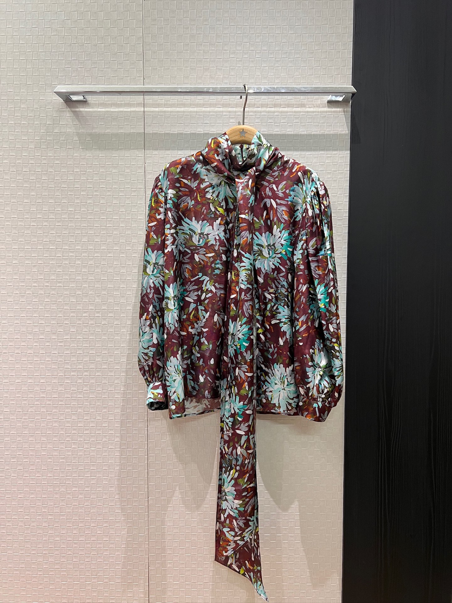 NO:687160,Early spring new Thai and Korean stars have the same style. French ribbon design lantern sleeve shirt. Heavy silk twill. Resort style. Atmosphere. Retro positioning print. Various styles. Loose and lazy. Lace-up bow. Elegant commuting. S-XL,,real silk,19860909早春新款泰星韩星同款 法式飘带设计灯笼袖衬衣 重磅真丝斜纹 度假风 氛围感 复古定位印花多种穿搭 宽松慵懒 系带蝴蝶结优雅通勤 S-XL,,real silk,,Women's clothing