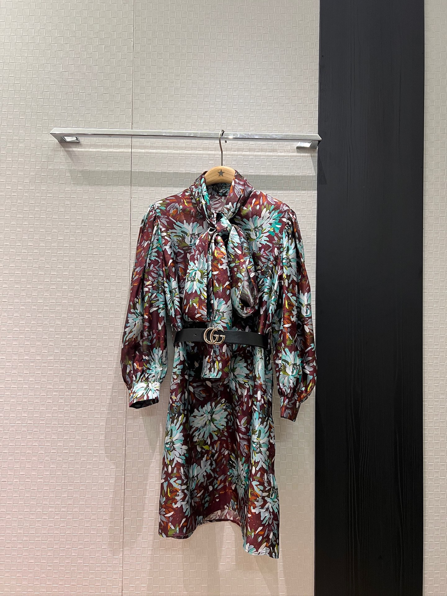 NO:687156,Early spring new catwalk, holiday French ribbon design, lantern sleeves, retro positioning print, heavy silk twill dress with double G belt, waist decoration, loose and lazy, lace-up bow for elegant commuting S-XL,,skirts,real silk,19860909早春新款走秀 度假法式飘带设计 灯笼袖复古定位印花 重磅真丝斜纹连衣裙搭配双G腰带 收腰装饰 宽松慵懒 系带蝴蝶结优雅通勤 S-XL,,skirts,real silk,,Women's clothing