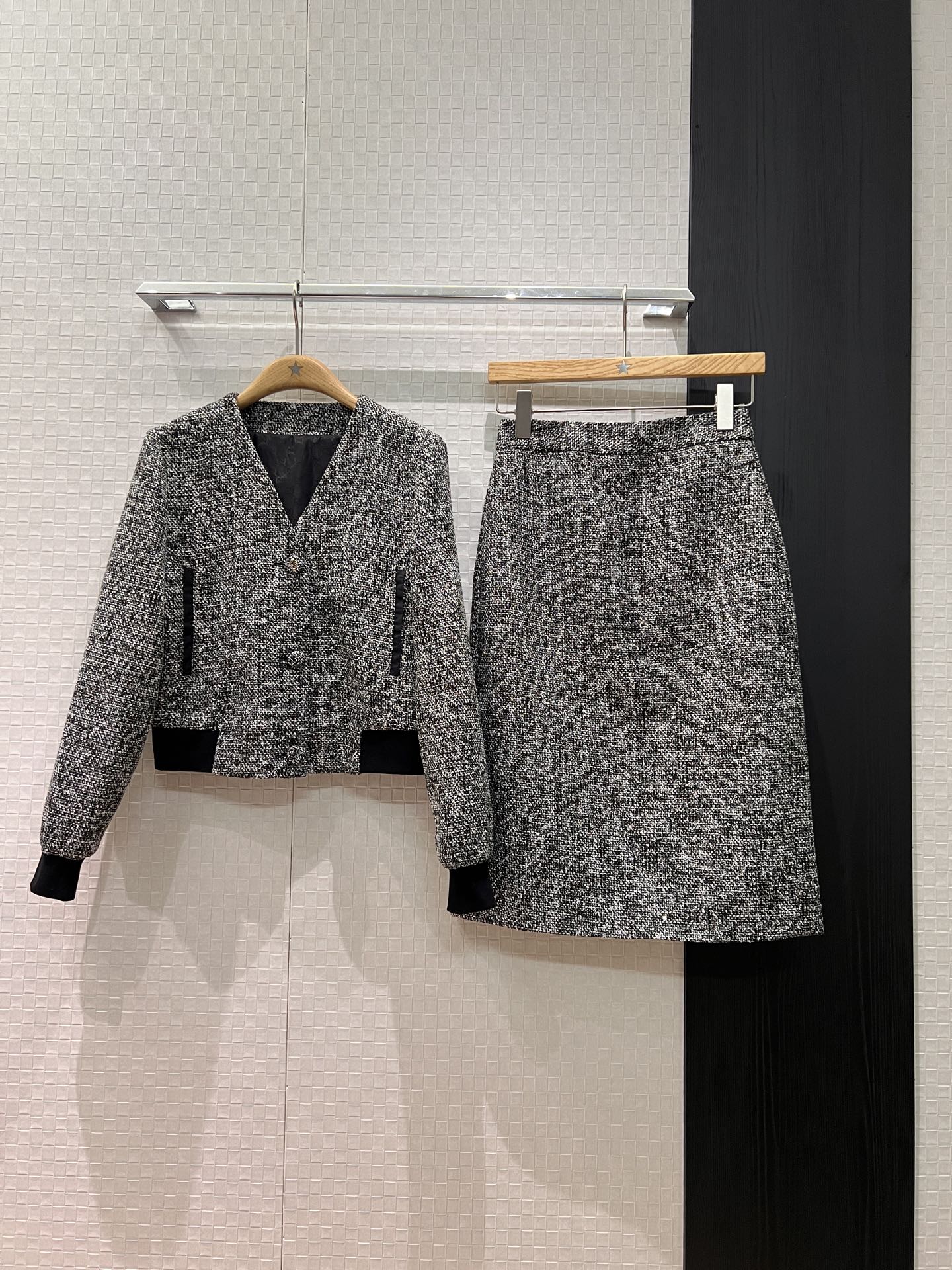 NO:687487,Jacket and skirt New style V-neck tweed short jacket hip-covering mid-length skirt Wool blend Double G jacquard lining Fashionable commuting S-XL,,skirts,jackets & coats,19860909外套半裙新款V领粗花呢短款外套包臀中长半裙 羊毛混纺 双G提花内衬 时尚通勤 S-XL,,skirts,jackets & coats,,Women's clothing