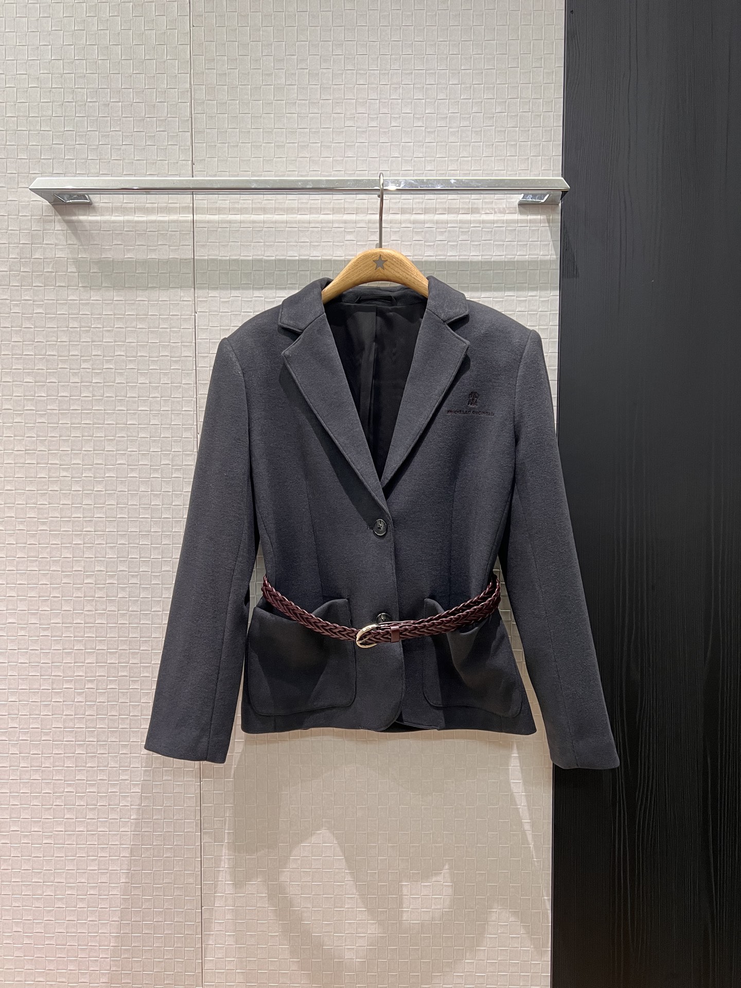 NO:687493,New BC wool suit jacket with logo embroidered on the chest. Classic bead chain decoration on the back collar and woven belt. The waist is slimmed down and the pockets on both sides are versatile for commuting. Gray apricot SML,,jackets & coats,business suit,19860909新款BC胸前刺绣logo羊毛西装外套 后领有经典珠链装饰搭配编织腰带 收腰显瘦 两侧口袋通勤百搭 灰色杏色 SML,,jackets & coats,business suit,,Women's clothing