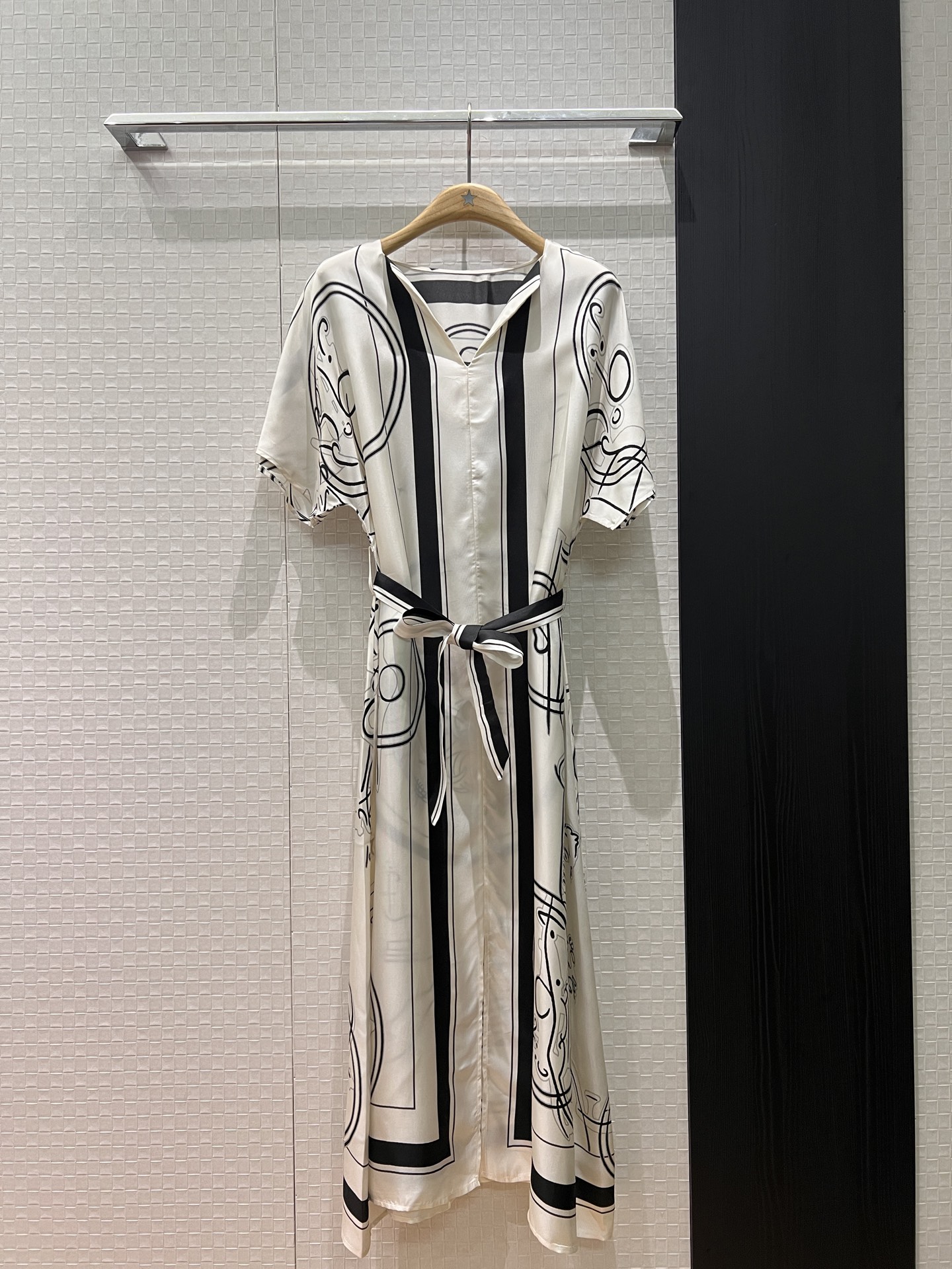 NO:687504,Early spring new positioning printed heavyweight silk twill dress V-neck off-shoulder long skirt with belt to slim the waist and slit at the hem Loose and casual for a lazy vacation, temperament that reduces age, white blue apricot S-XL,,skirts,real silk,19860909早春新款定位印花重磅真丝斜纹连衣裙 V领落肩长裙系腰带收腰显瘦 下摆开叉 宽松休闲慵懒度假 气质减龄 白色蓝色杏色 S-XL,,skirts,real silk,,Women's clothing
