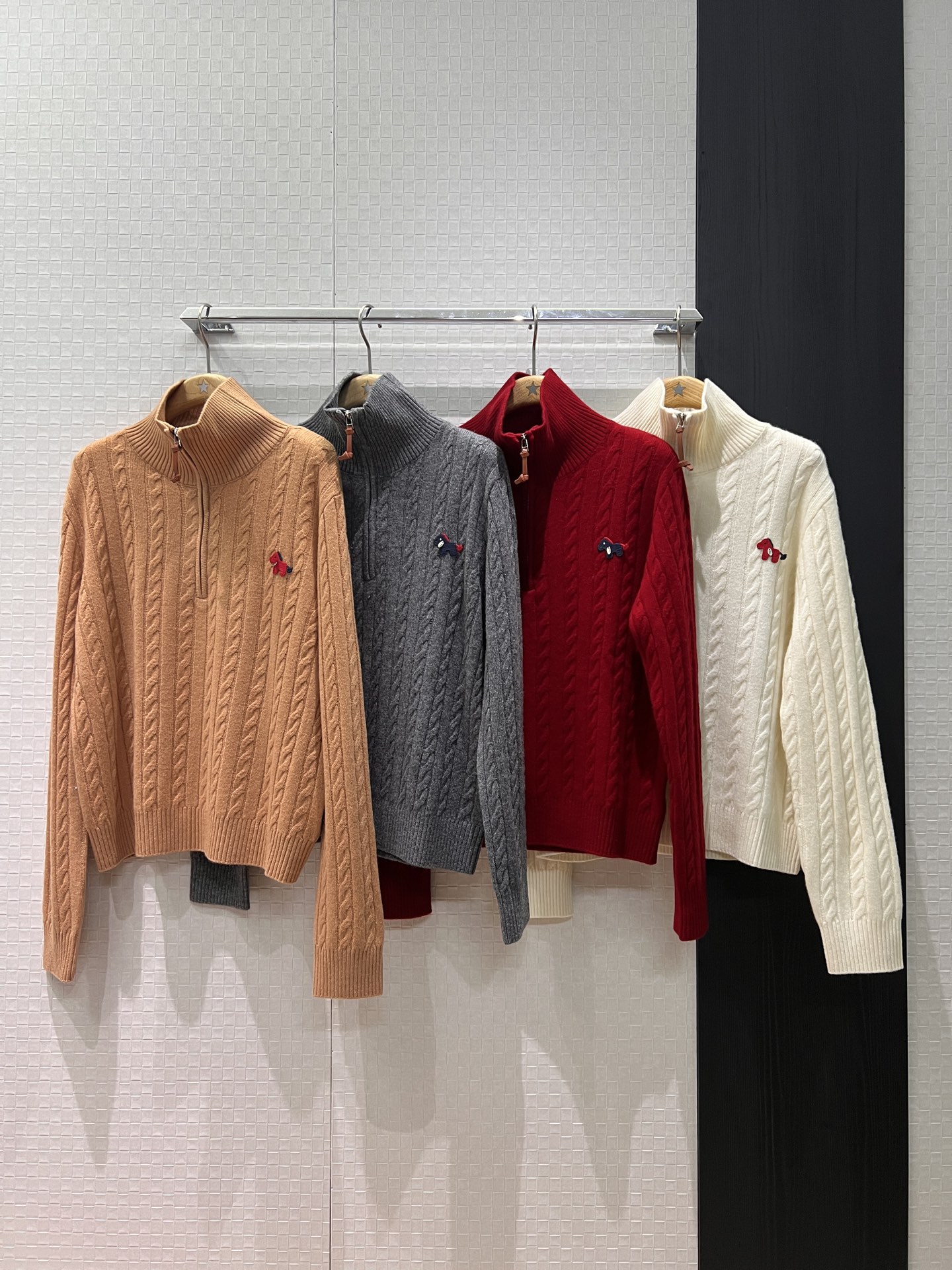 NO:687500,New Year of the Horse Limited Edition Cute Pony Decoration Twist Twist High Collar Zipper Lapel Wool Knitted Top Simple and Loose Casual and Versatile Lazy and Age-Reducing Khaki Red Gray White ML Two Sizes,,19860909新款马年限定 可爱小马装饰 麻花绞花高领拉链翻领羊毛针织上衣简约宽松 休闲百搭 慵懒减龄卡其红色灰色白色 ML两码,,,Women's clothing