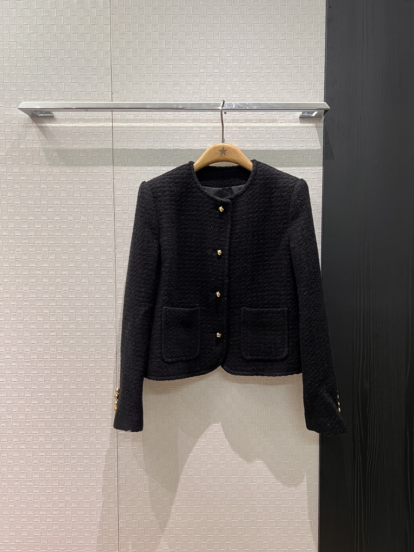 NO:687501,Early Spring 26 Recommended celebrity style Classic gold buckle round neck wool tweed jacket open molded Arc de Triomphe gold buckle logo letter jacquard lining Fashion commuting classic versatile black apricot white SML,,jackets & coats,1986090926早春 推荐明星同款 经典金扣圆领羊毛粗花呢外套开模凯旋门金扣 logo字母提花内衬 时尚通勤 经典百搭黑色杏白 SML,,jackets & coats,,Women's clothing
