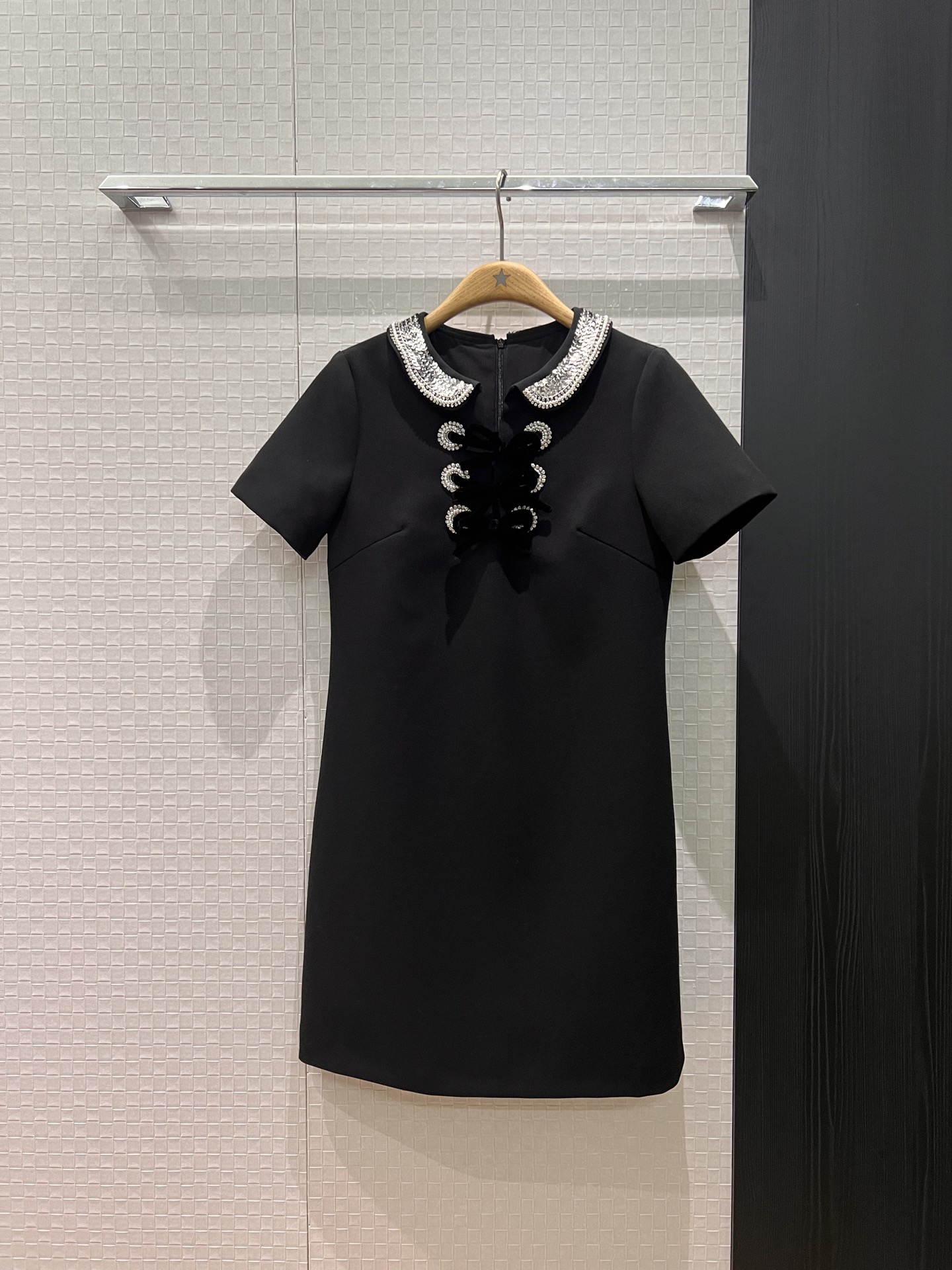 NO:687510,A must-have for the New Year, heavy beading, diamond sequins, collar, eyelet lace-up dress, velvet bow decoration on the chest, short-sleeved straight version, slim fit, unattractive temperament, black, red, apricot, S-XL,,skirts,T-shirt,19860909新年新年必备 重工钉珠镶钻亮片衣领圆孔系带连衣裙 胸前丝绒蝴蝶结装饰短袖直版 修身显瘦 气质不挑人黑色红色杏色 S-XL,,skirts,T-shirt,,Women's clothing