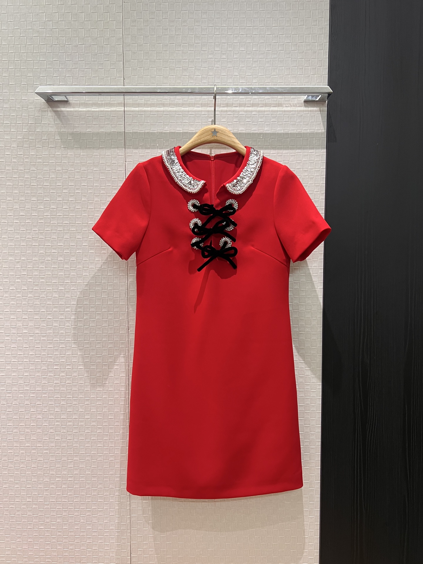 NO:687513,A must-have for the New Year, heavy beading, diamond sequins, collar, eyelet lace-up dress, velvet bow decoration on the chest, short-sleeved straight version, slim fit, unattractive temperament, black, red, apricot, S-XL,,skirts,T-shirt,19860909新年新年必备 重工钉珠镶钻亮片衣领圆孔系带连衣裙 胸前丝绒蝴蝶结装饰短袖直版 修身显瘦 气质不挑人黑色红色杏色 S-XL,,skirts,T-shirt,,Women's clothing