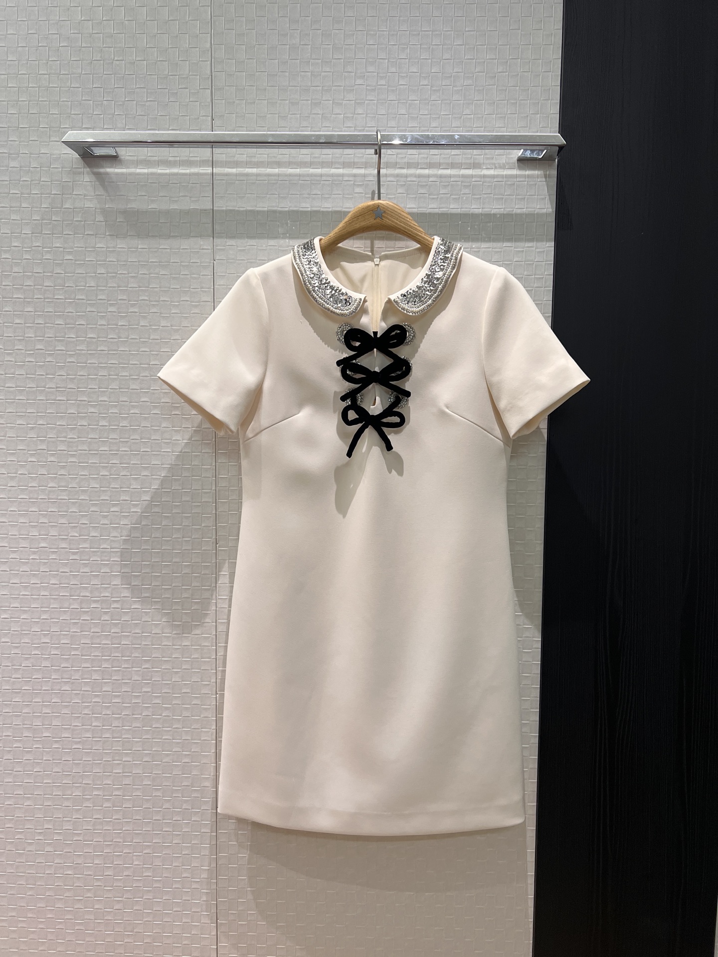 NO:687498,A must-have for the New Year, heavy beading, diamond sequins, collar, eyelet lace-up dress, velvet bow decoration on the chest, short-sleeved straight version, slim fit, unattractive temperament, black, red, apricot, S-XL,,skirts,T-shirt,19860909新年新年必备 重工钉珠镶钻亮片衣领圆孔系带连衣裙 胸前丝绒蝴蝶结装饰短袖直版 修身显瘦 气质不挑人黑色红色杏色 S-XL,,skirts,T-shirt,,Women's clothing