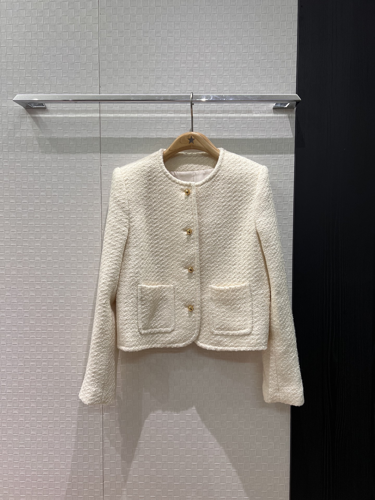 NO:687506,Early Spring 26 Recommended celebrity style Classic gold buckle round neck wool tweed jacket open molded Arc de Triomphe gold buckle logo letter jacquard lining Fashion commuting classic versatile black apricot white SML,,jackets & coats,1986090926早春 推荐明星同款 经典金扣圆领羊毛粗花呢外套开模凯旋门金扣 logo字母提花内衬 时尚通勤 经典百搭黑色杏白 SML,,jackets & coats,,Women's clothing