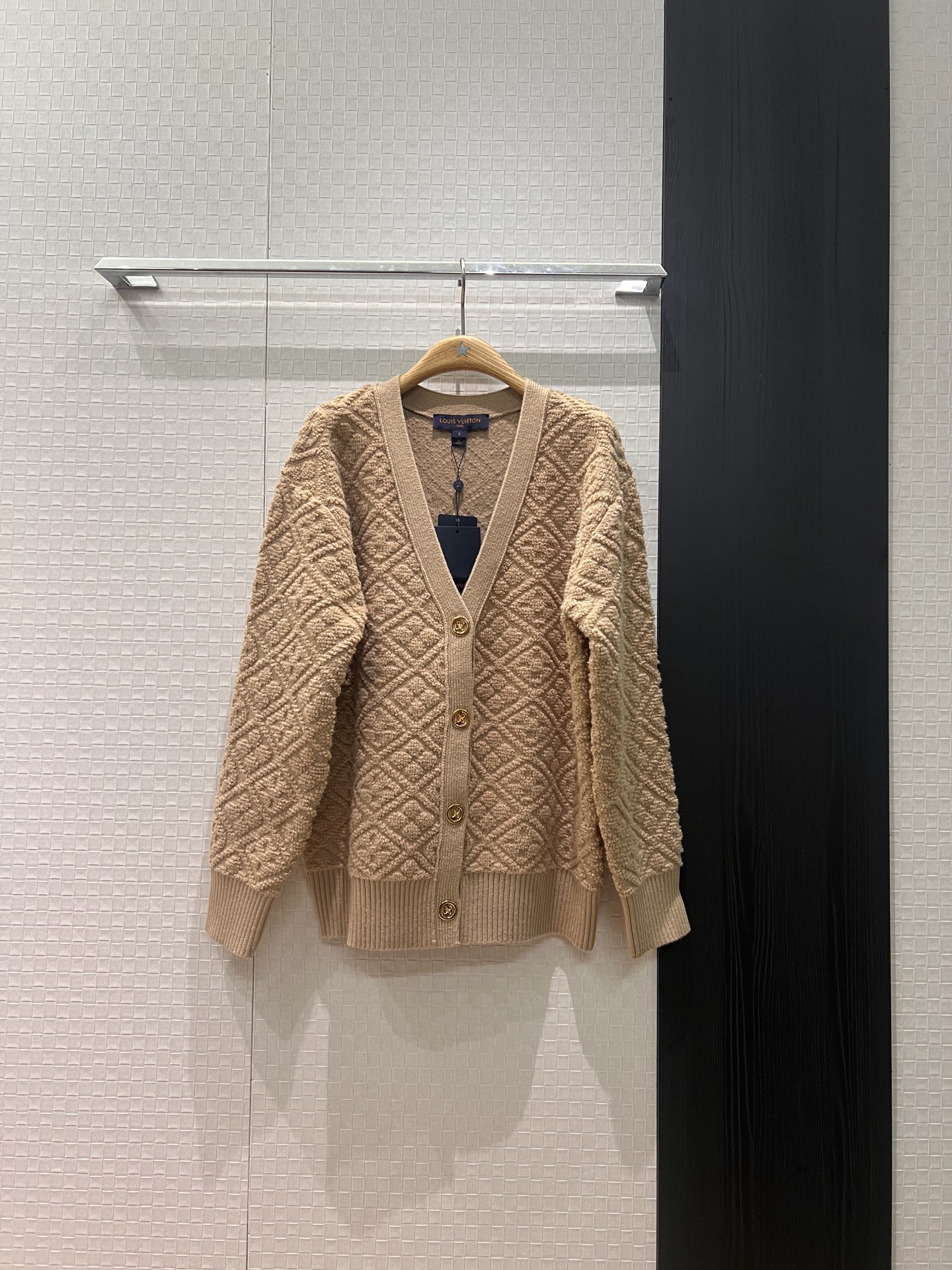 NO:693793,26 new style khaki rhombus three-dimensional pattern V-neck terry knitted cardigan jacket, college age-reducing, loose and casual, fashionable and versatile SML,,jackets & coats,1986090926新款卡其菱格纹立体花纹 V领毛巾针织开衫外套 学院减龄宽松休闲 时尚百搭SML,,jackets & coats,,Women's clothing