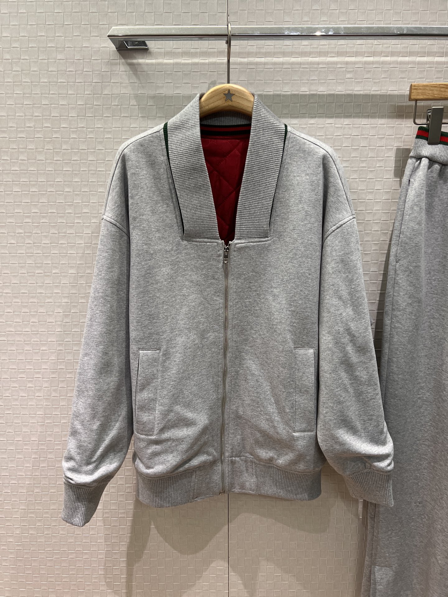 NO:693801,New custom-woven ribbed V-neck cotton baseball jacket decorated with red and green stripes logo. Loose silhouette. College style casual double G jacquard lining. Sweet and cool to reduce age. S-XL,,jackets & coats,19860909新款定织罗纹V领夹棉棒球服外套红绿条纹标志装饰 廓形宽松 学院风休闲双G提花内衬 甜酷减龄 S-XL,,jackets & coats,,Women's clothing