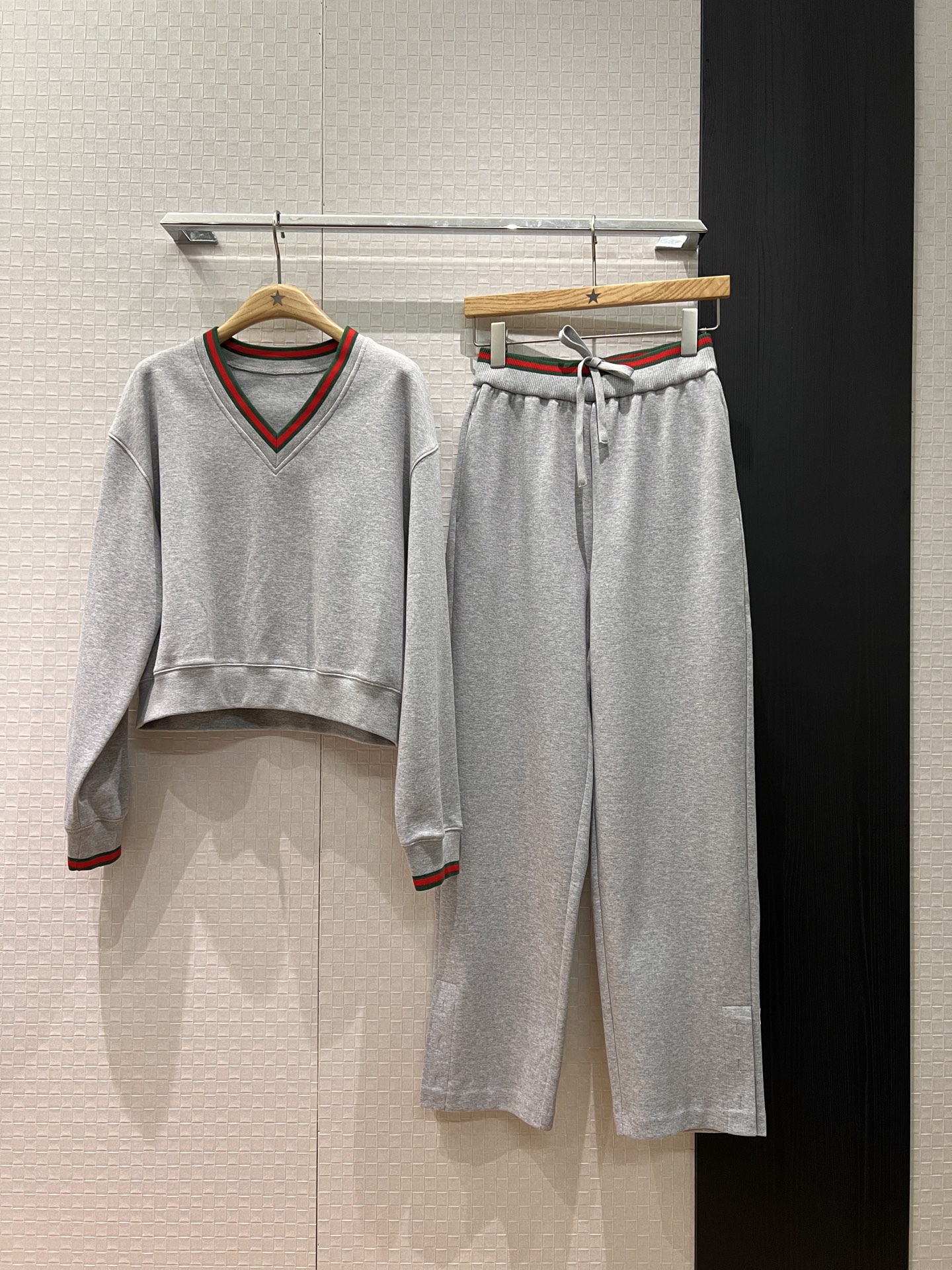 NO:693773,Sweater pants p new classic red and green striped splicing decoration V-neck minimalist loose sweatshirt elastic waist drawstring casual pants trousers open button sports style fashionable and versatile S-XL,,hoodie,sweatshirts,19860909卫衣 裤子p新款经典红绿条纹拼接装饰 V领极简宽松卫衣松紧腰抽绳休闲裤 裤脚开扣运动风 时尚百搭 S-XL,,hoodie,sweatshirts,,Women's clothing