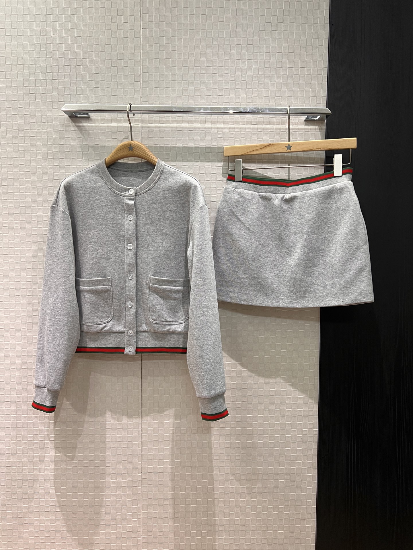 NO:693780,Jacket, skirt, 26 new classic red and green striped webbing decoration, round neck, waisted short coat, A-line hip bag, skirt with pockets on both sides, simple and casual, essential for age reduction, S-XL,,skirts,jackets & coats,19860909外套 半裙 26新款经典红绿条纹织带装饰 圆领收腰短款外套A字包臀半裙两侧口袋 简单休闲 减龄必备 S-XL,,skirts,jackets & coats,,Women's clothing