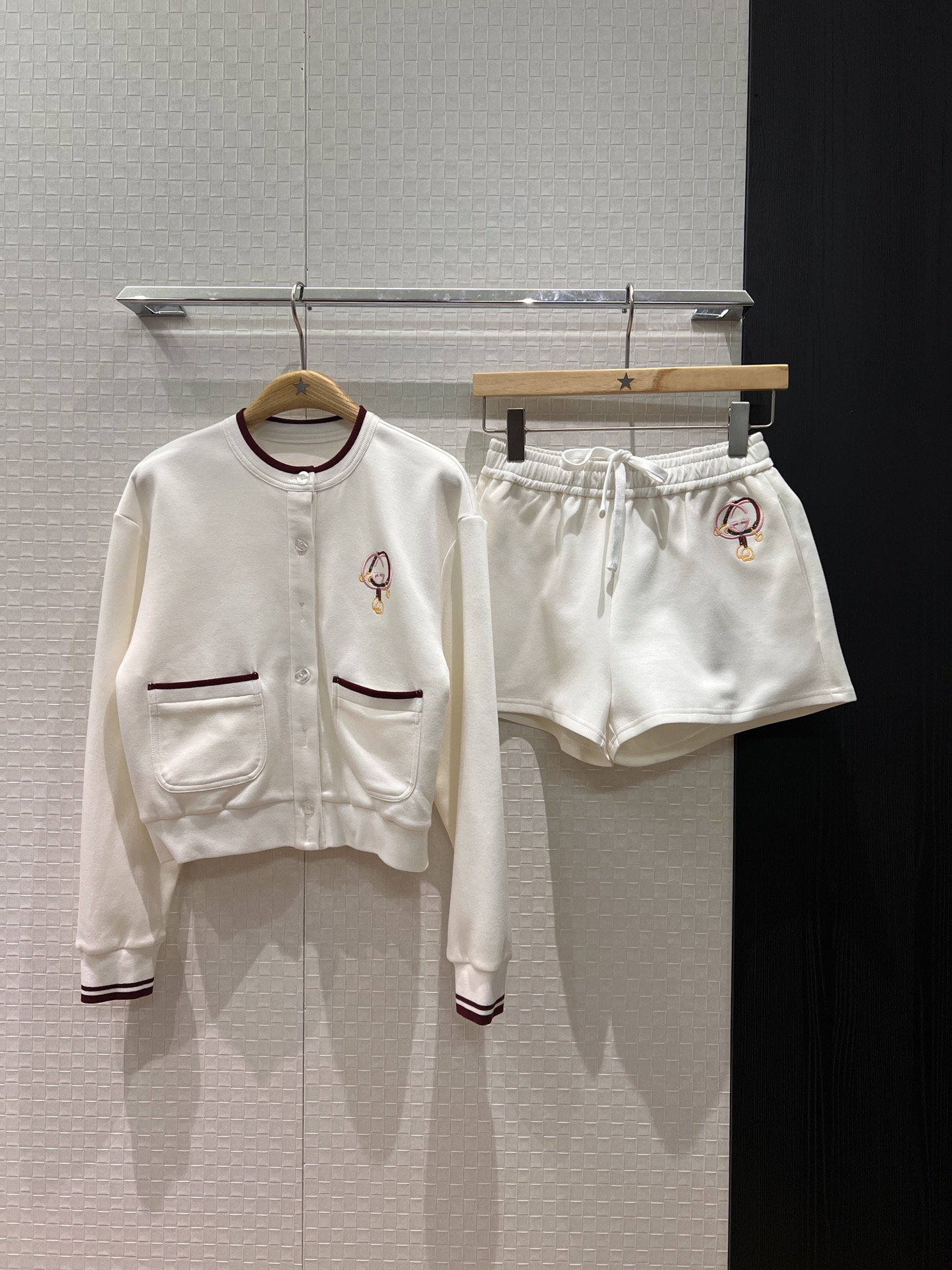NO:693788,26 new style embroidered double G stirrup buckle logo decorative set, round neck waisted short coat, elastic waist shorts, pockets on both sides, sporty and casual, essential for age reduction S-XL,,shorts,jackets & coats,1986090926新款刺绣双G马蹬扣logo装饰套装 圆领收腰短款外套松紧腰短裤两侧口袋 运动风休闲 减龄必备 S-XL,,shorts,jackets & coats,,Women's clothing
