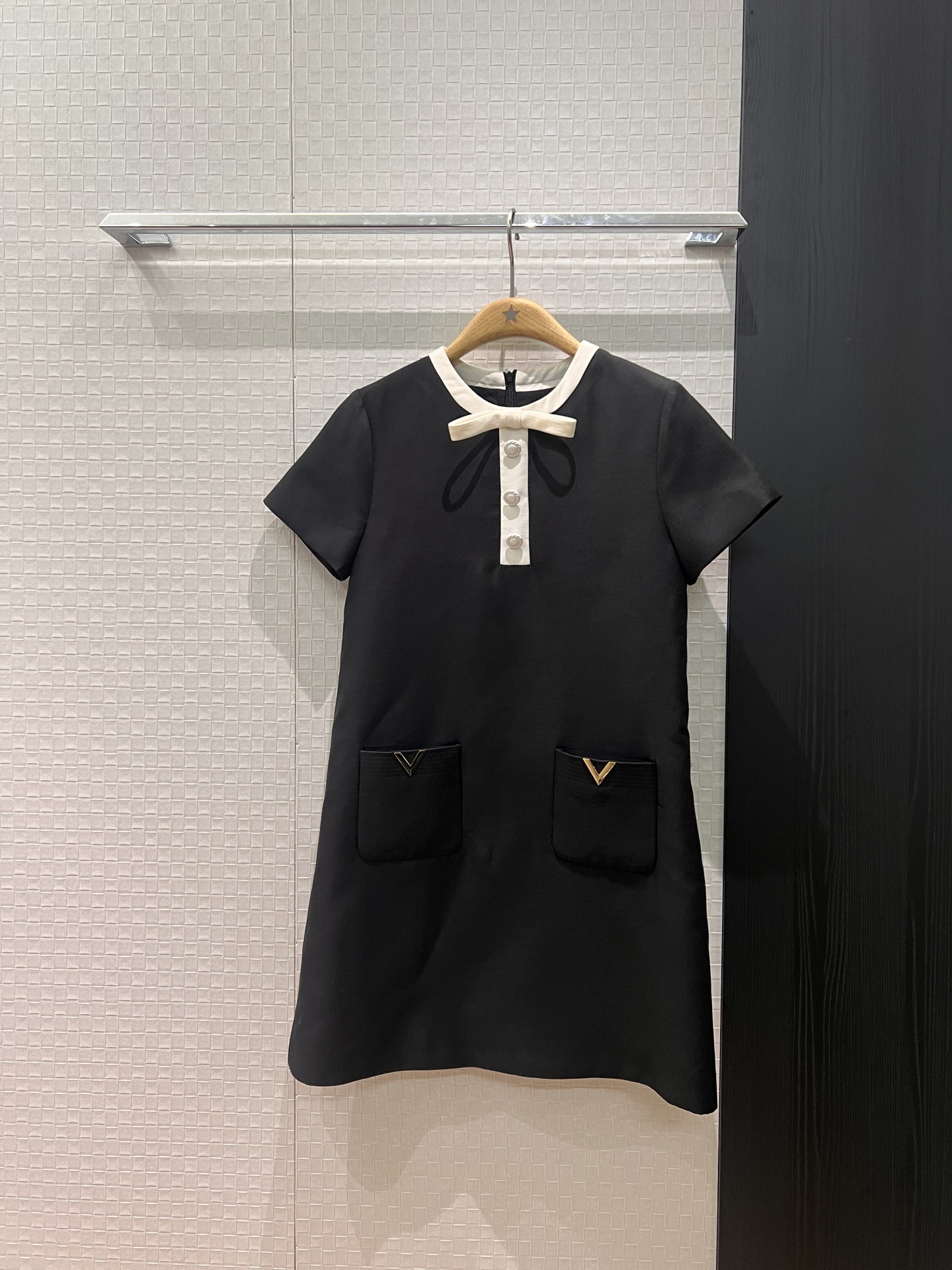 NO:693797,26 new styles Recommended color matching bow design on the neckline Short-sleeved A-line dress wool blend Straight slim fit Classic V letter metal logo decorated pockets on both sides for age-reducing temperament Black and white SML, skirts, T-shirt,1986090926新款 推荐领口拼色蝴蝶结设计 短袖A字连衣裙羊毛混纺 直筒修身 两侧经典V字母金属logo装饰口袋气质减龄 黑色白色 SML,,skirts,T-shirt,,Women's clothing