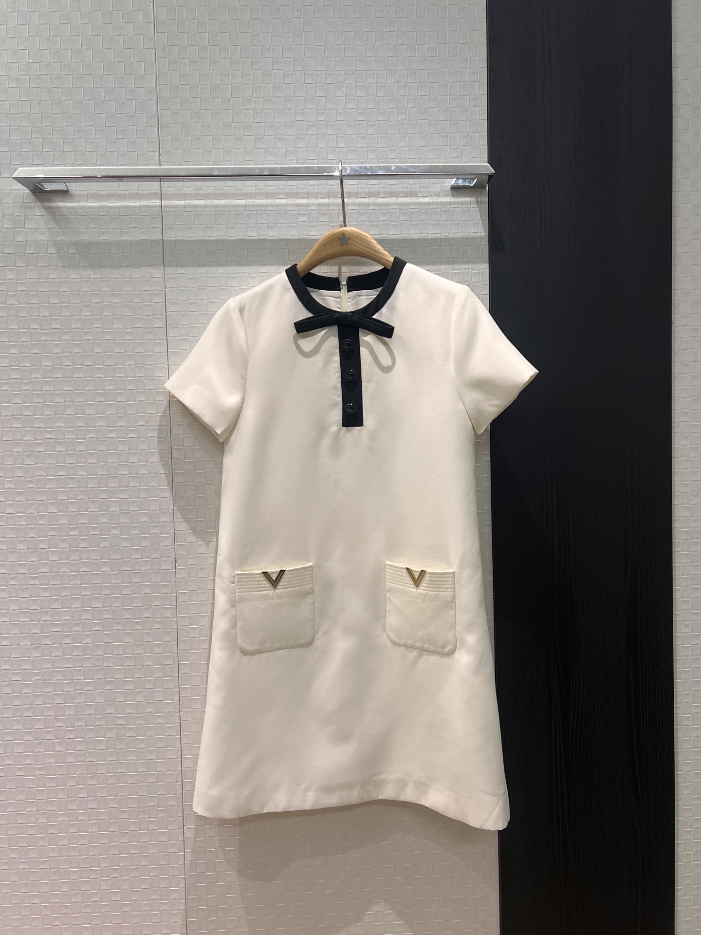 NO:693802,26 new styles Recommended color matching bow design on the neckline Short-sleeved A-line dress wool blend Straight slim fit Classic V letter metal logo decorated pockets on both sides for age-reducing temperament Black and white SML, skirts, T-shirt,1986090926新款 推荐领口拼色蝴蝶结设计 短袖A字连衣裙羊毛混纺 直筒修身 两侧经典V字母金属logo装饰口袋气质减龄 黑色白色 SML,,skirts,T-shirt,,Women's clothing